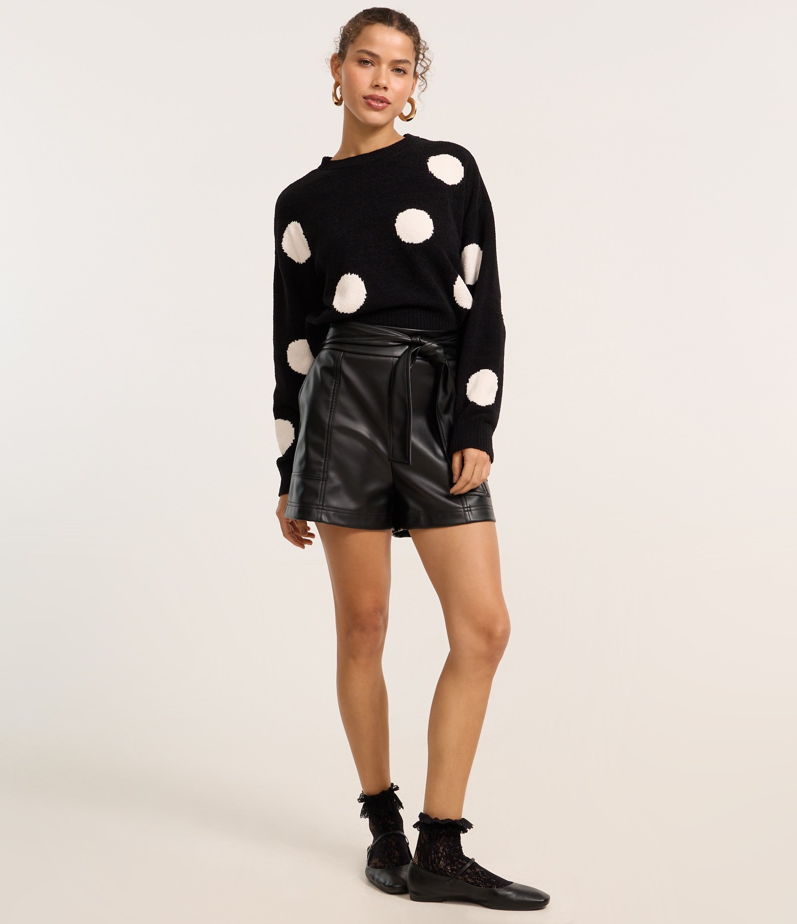 Suéter Curto em Chenille Jacquard com Cava Deslocada e Estampa Poá Preto 2