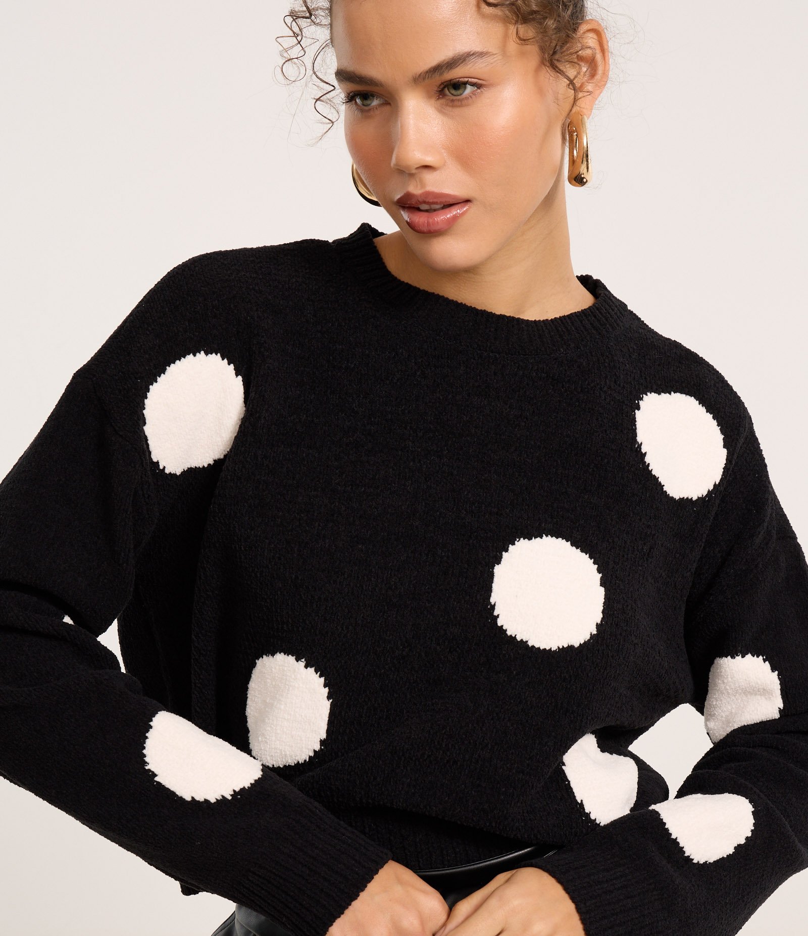 Suéter Curto em Chenille Jacquard com Cava Deslocada e Estampa Poá Preto 3