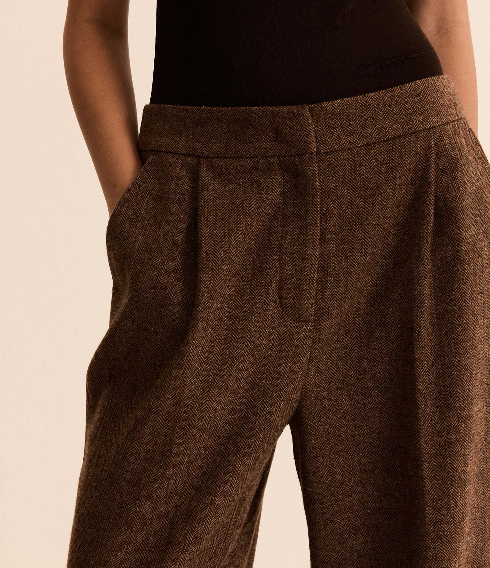 Calça Reta em Polivelour Quentinho com Cós Alfaiatado Marrom 3