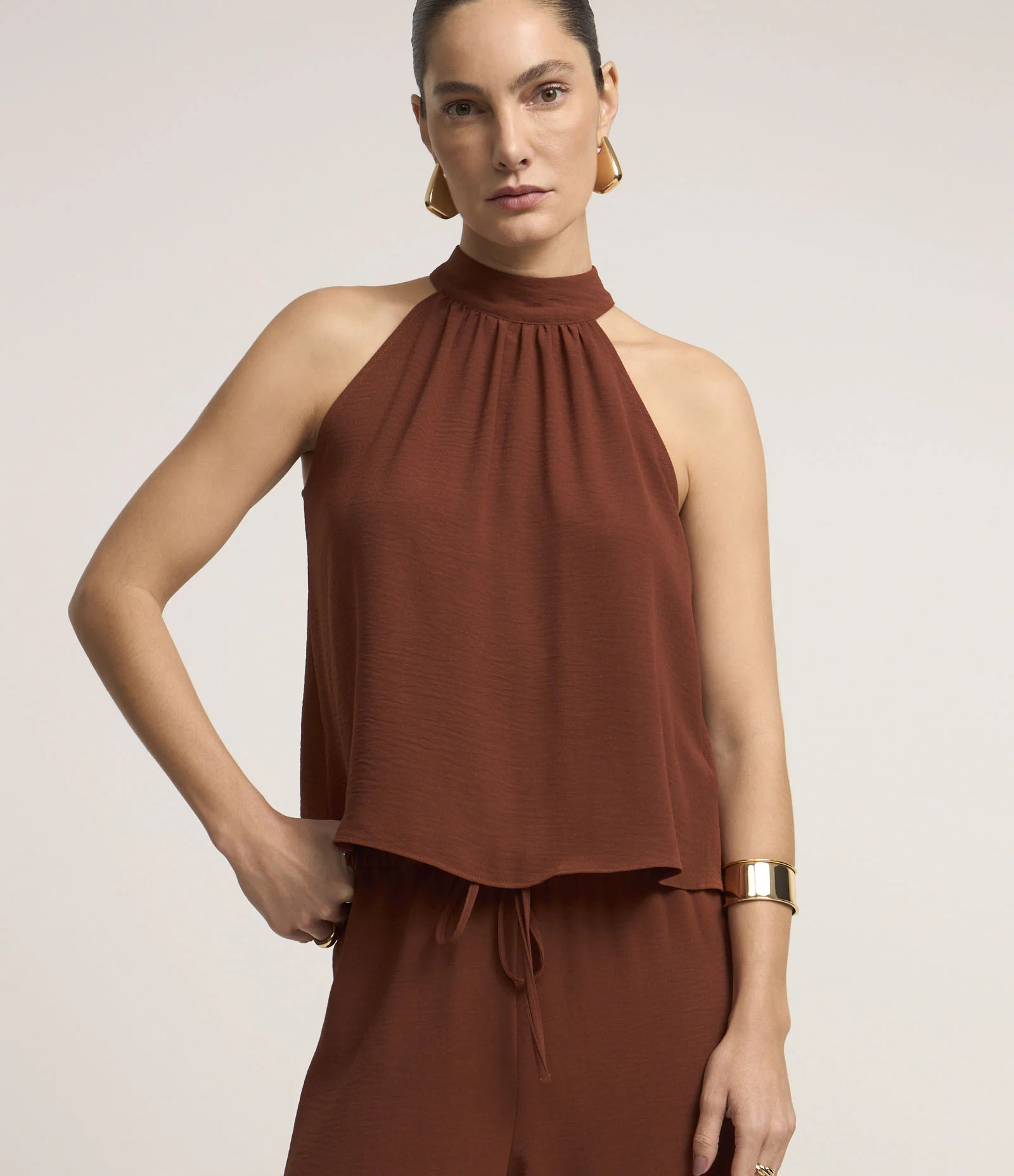 Blusa Sem Manga em Airflow com Gola Halter e Amarração Terracota 1
