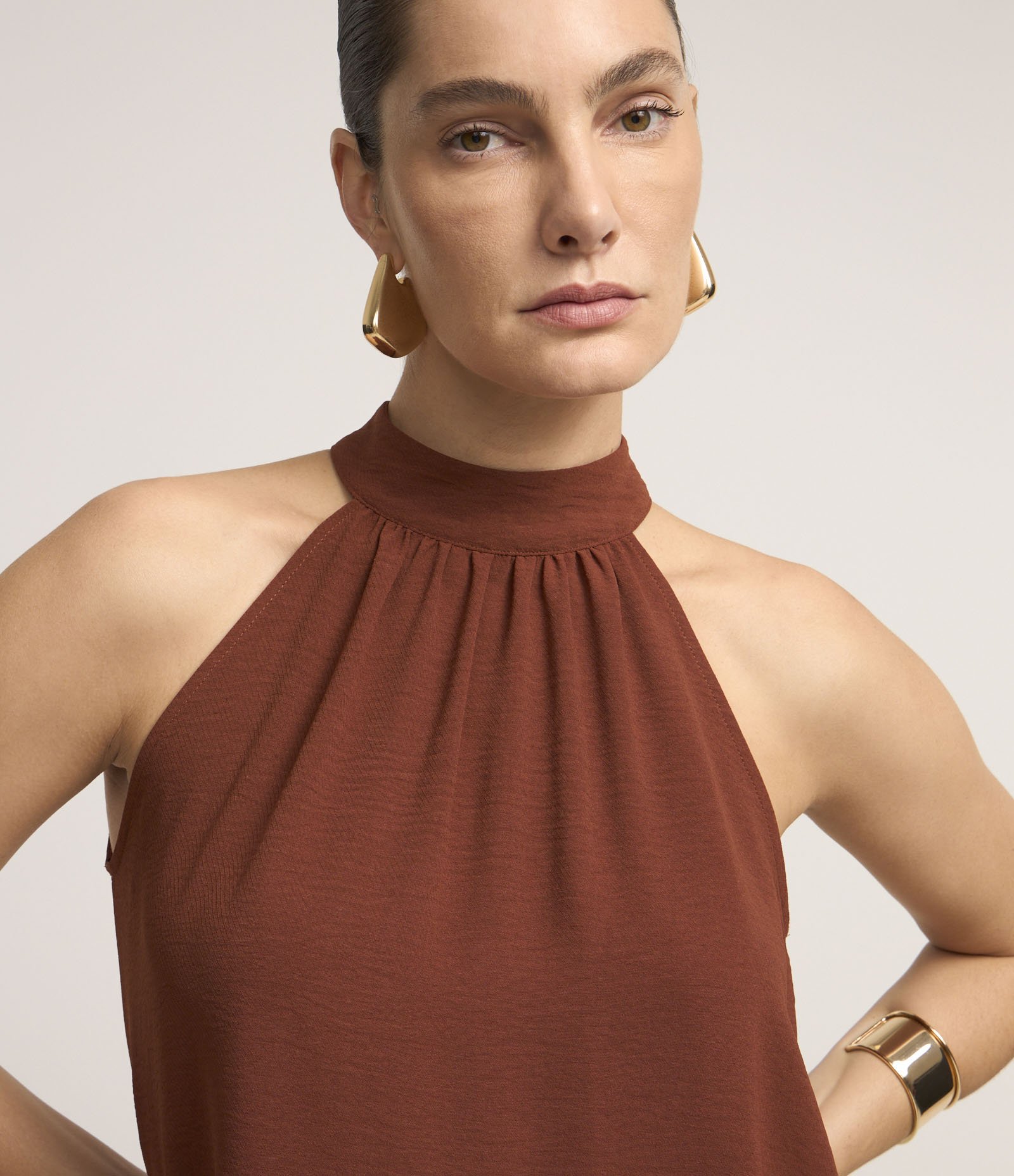 Blusa Sem Manga em Airflow com Gola Halter e Amarração Terracota 3