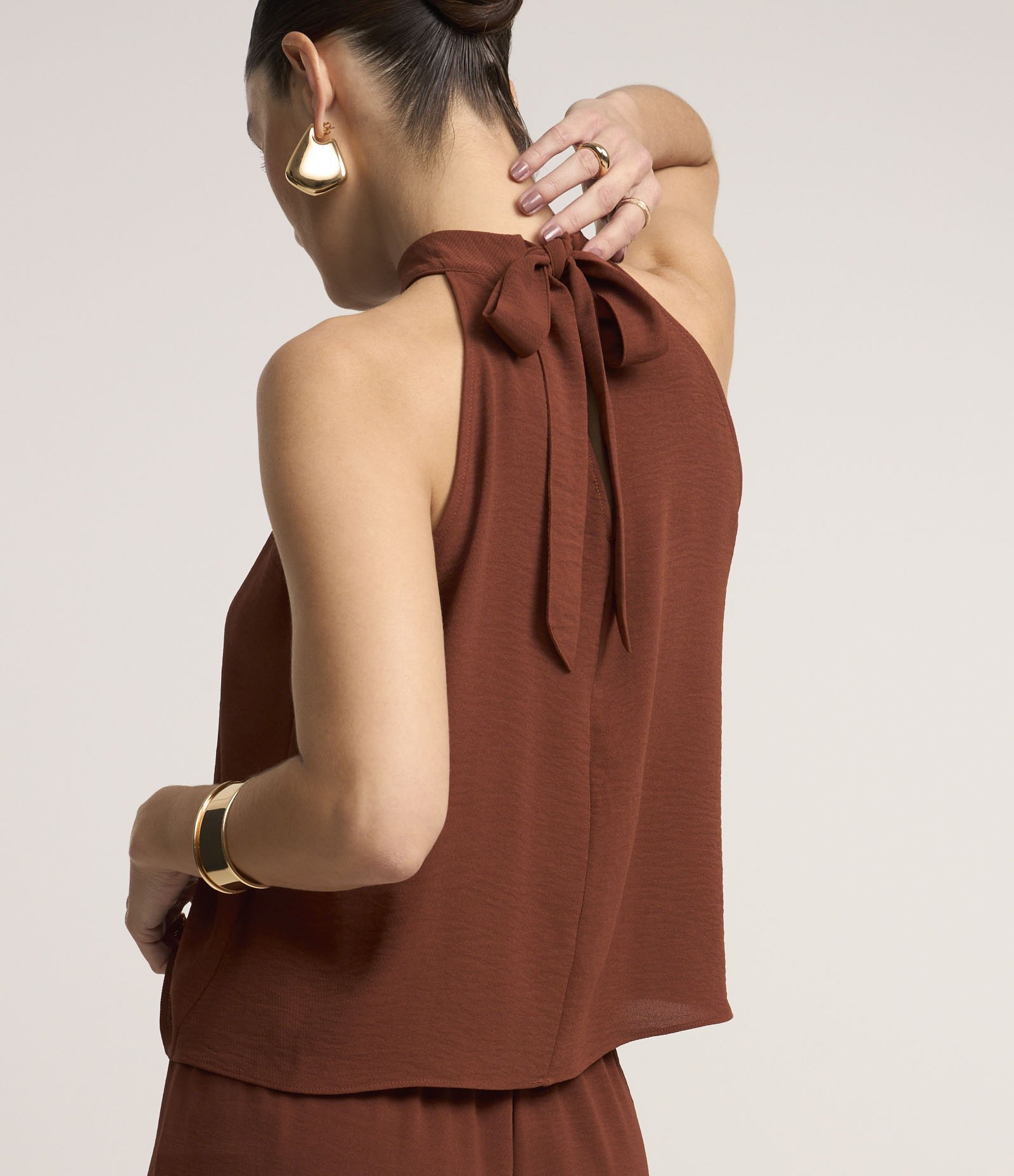 Blusa Sem Manga em Airflow com Gola Halter e Amarração Terracota 4