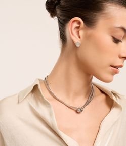 Conjunto de Colar e Brinco em Metal com Detalhe de Nó e Brilhos