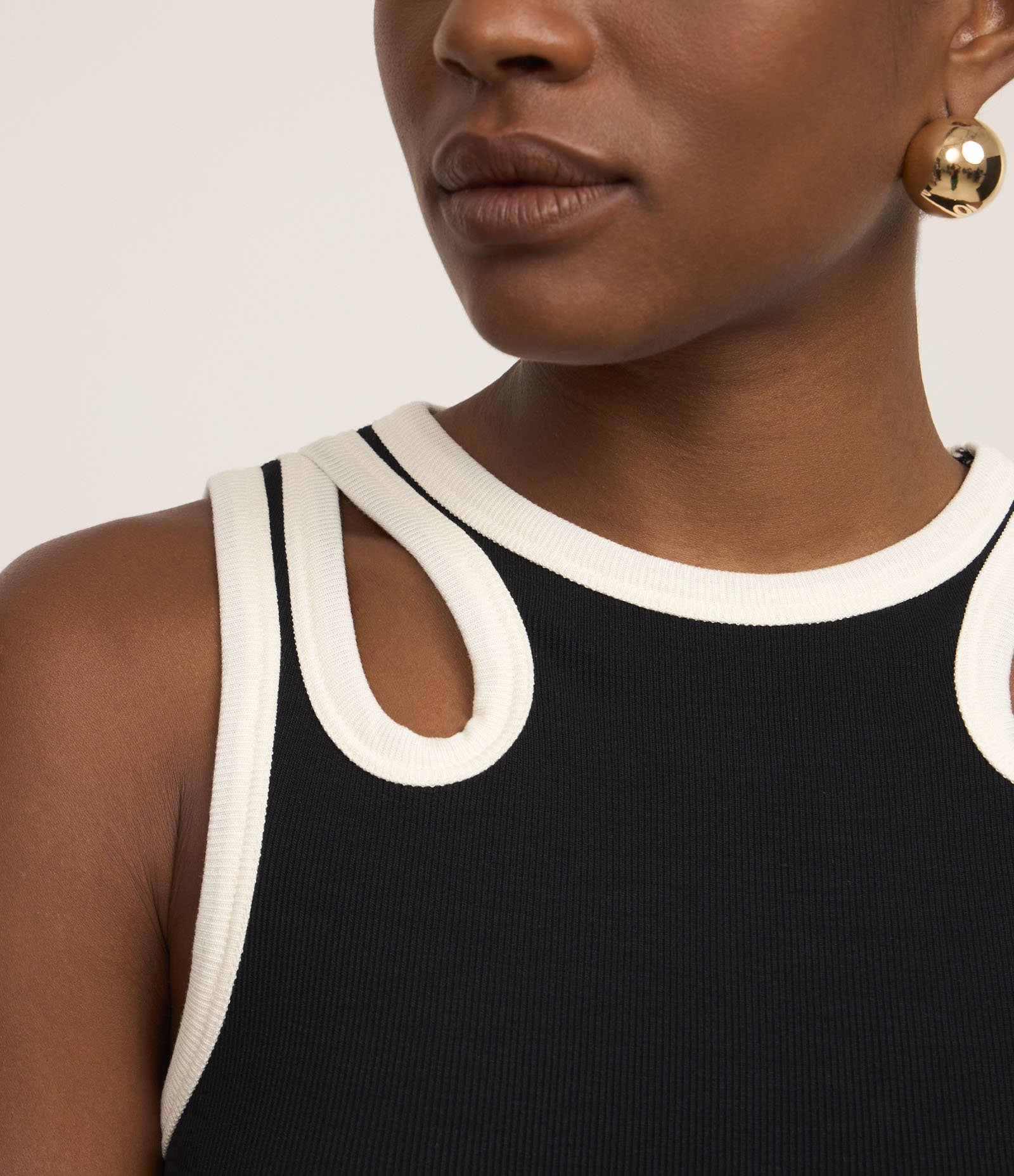 Blusa em Ribana com Vazado de Gota Contrastante Preto 4