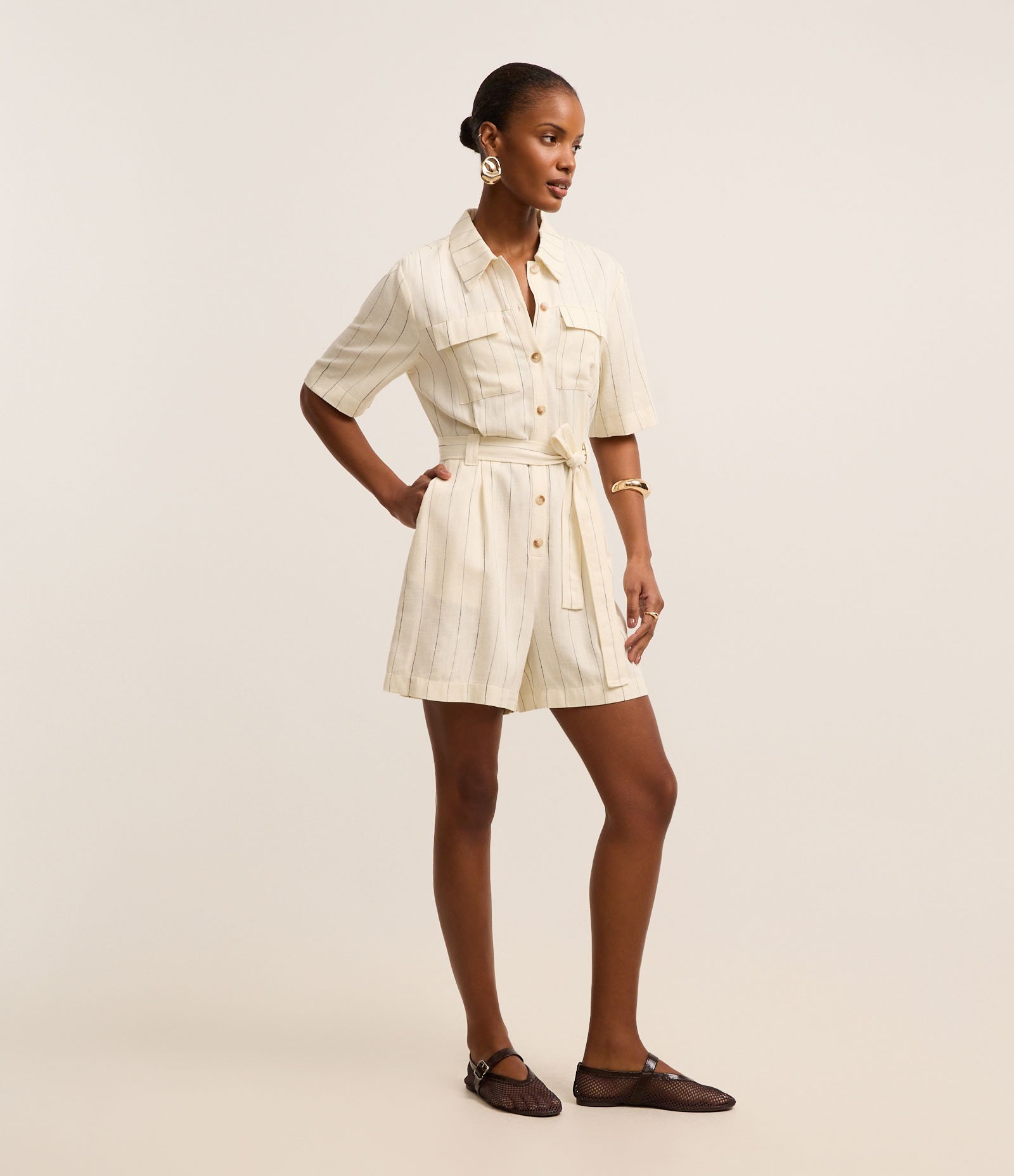 Macaquinho em Viscolinho com Bolsos e Amarração na Cintura Off White 2