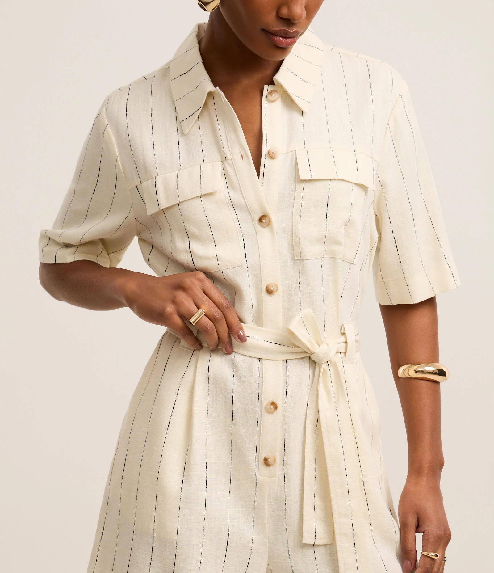 Macaquinho em Viscolinho com Bolsos e Amarração na Cintura Off White 4