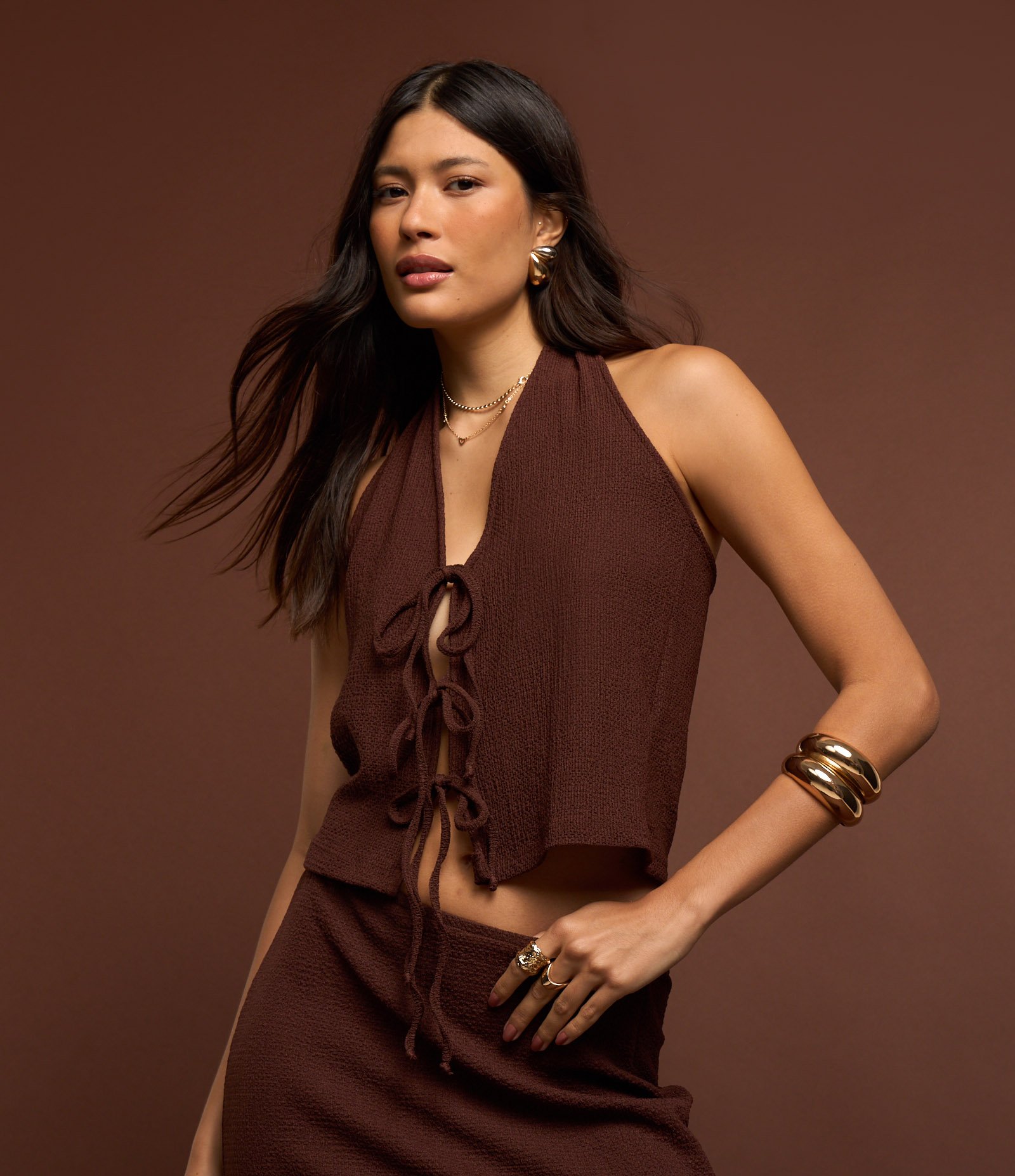 Blusa Frente Única Texturizada com Amarrações Marrom 5