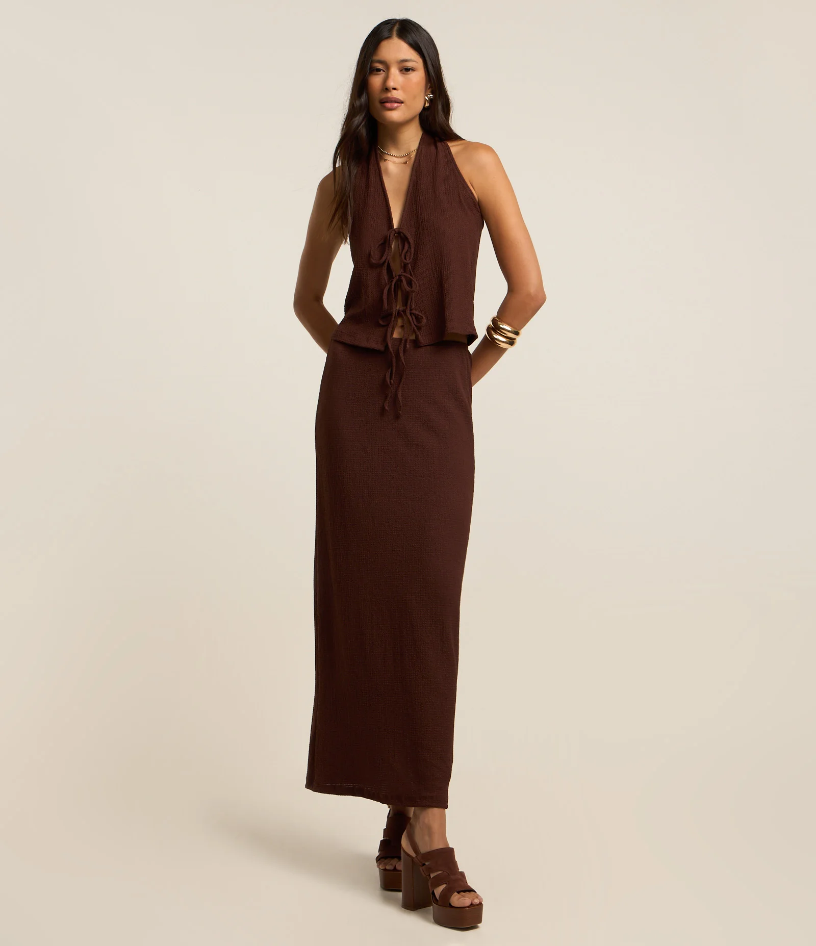 Blusa Frente Única Texturizada com Amarrações Marrom 2