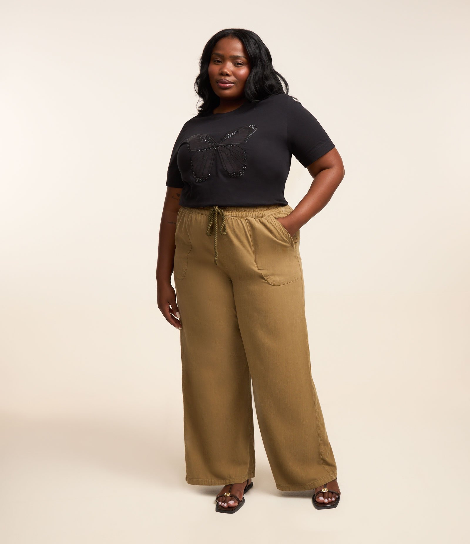 Blusa Bordada de Borboleta com Aplicações Curve & Plus Size Preto 2