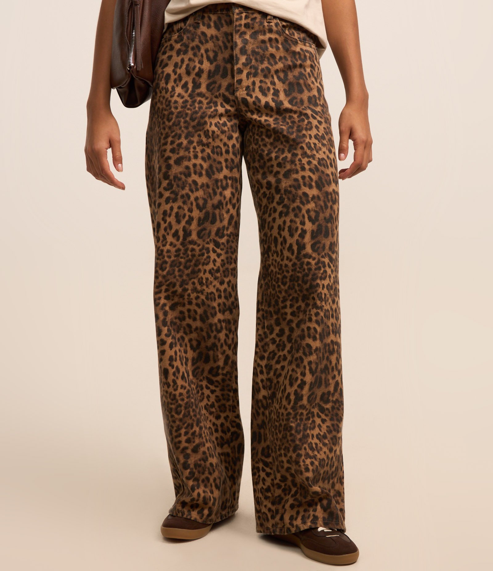 Calça Wide Leg em Sarja com Estampa Animal Print Oncinha Marrom 3
