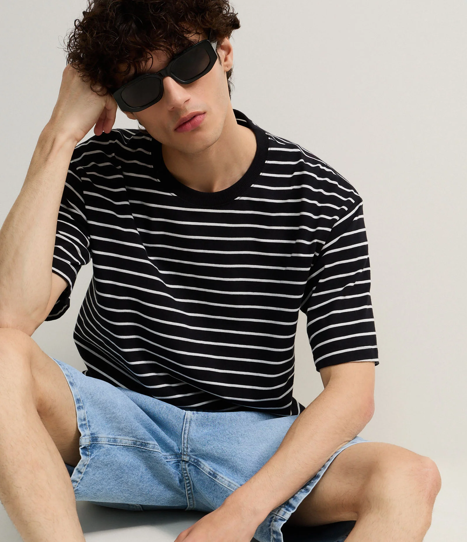 Camiseta Boxy em Algodão com Estampa de Listras Finas Preto/Branco 1