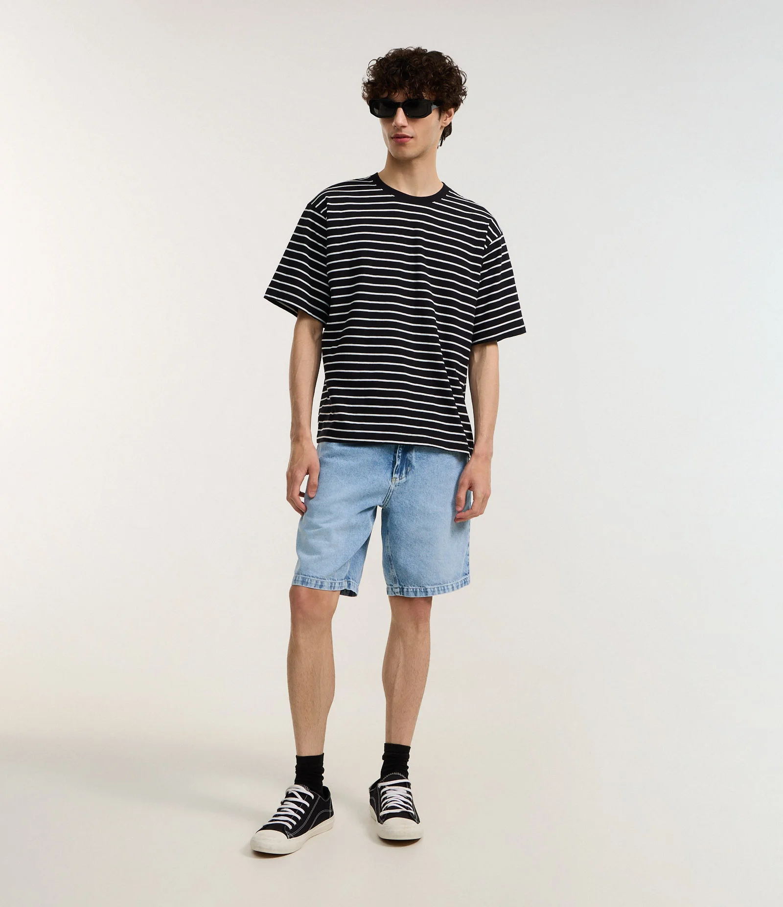 Camiseta Boxy em Algodão com Estampa de Listras Finas Preto/Branco 2