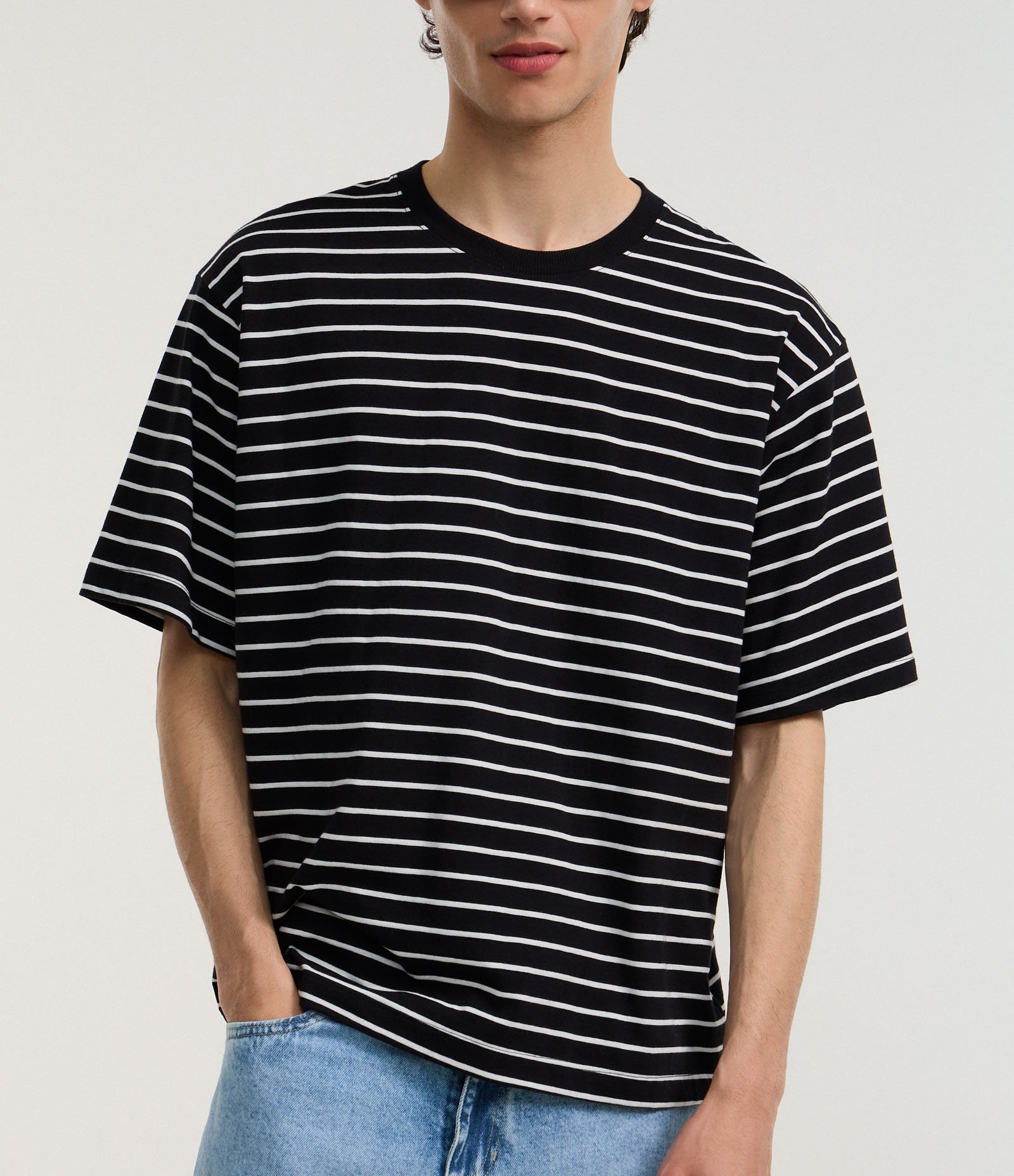 Camiseta Boxy em Algodão com Estampa de Listras Finas Preto/Branco 3