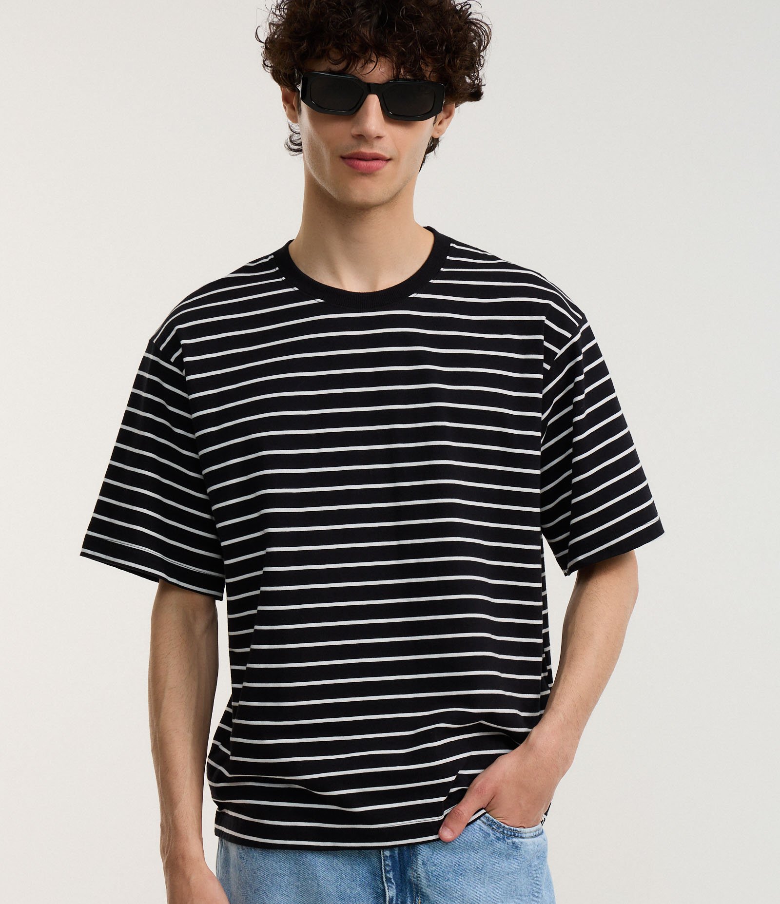 Camiseta Boxy em Algodão com Estampa de Listras Finas Preto/Branco 4