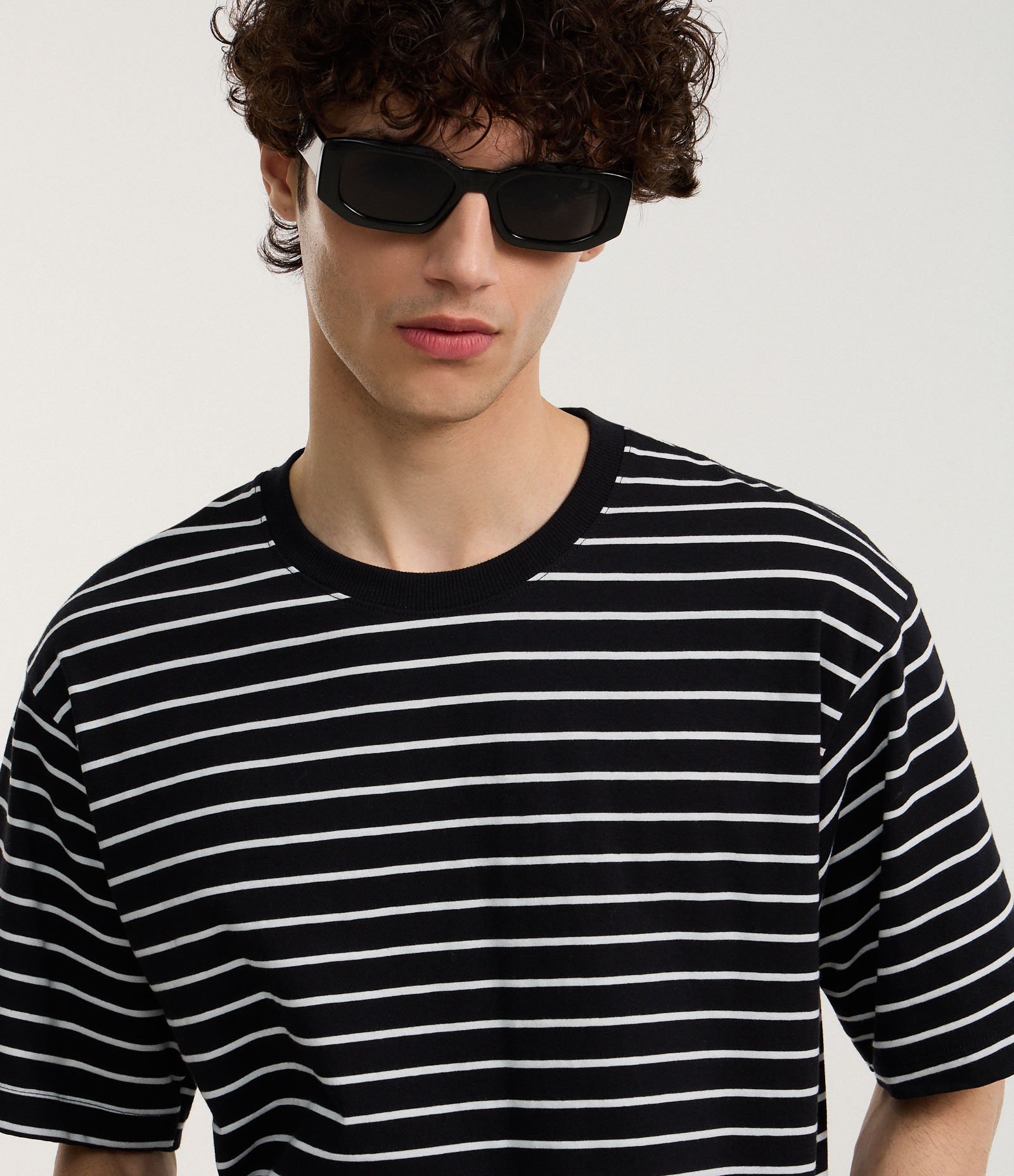 Camiseta Boxy em Algodão com Estampa de Listras Finas Preto/Branco 5