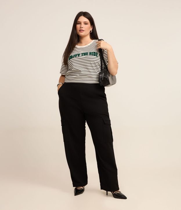 Calça em Crepe com Bolso Cargo Curve & Plus Size