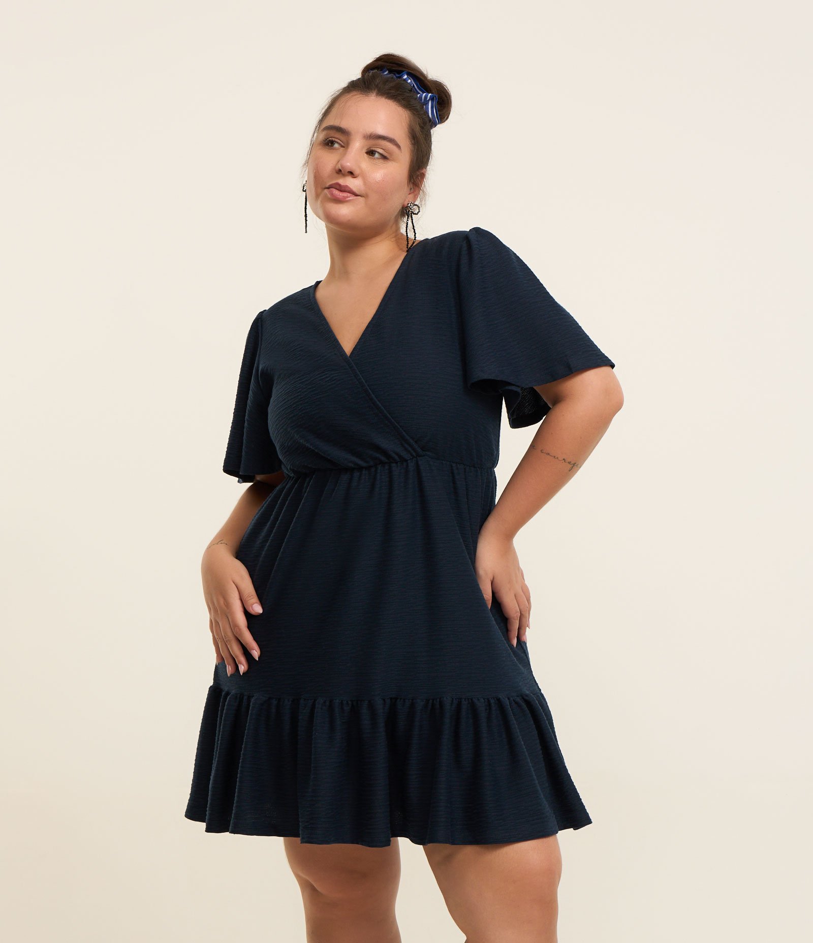 Vestido Curto Texturizado com Manga Ampla Curve & Plus Size Azul 2
