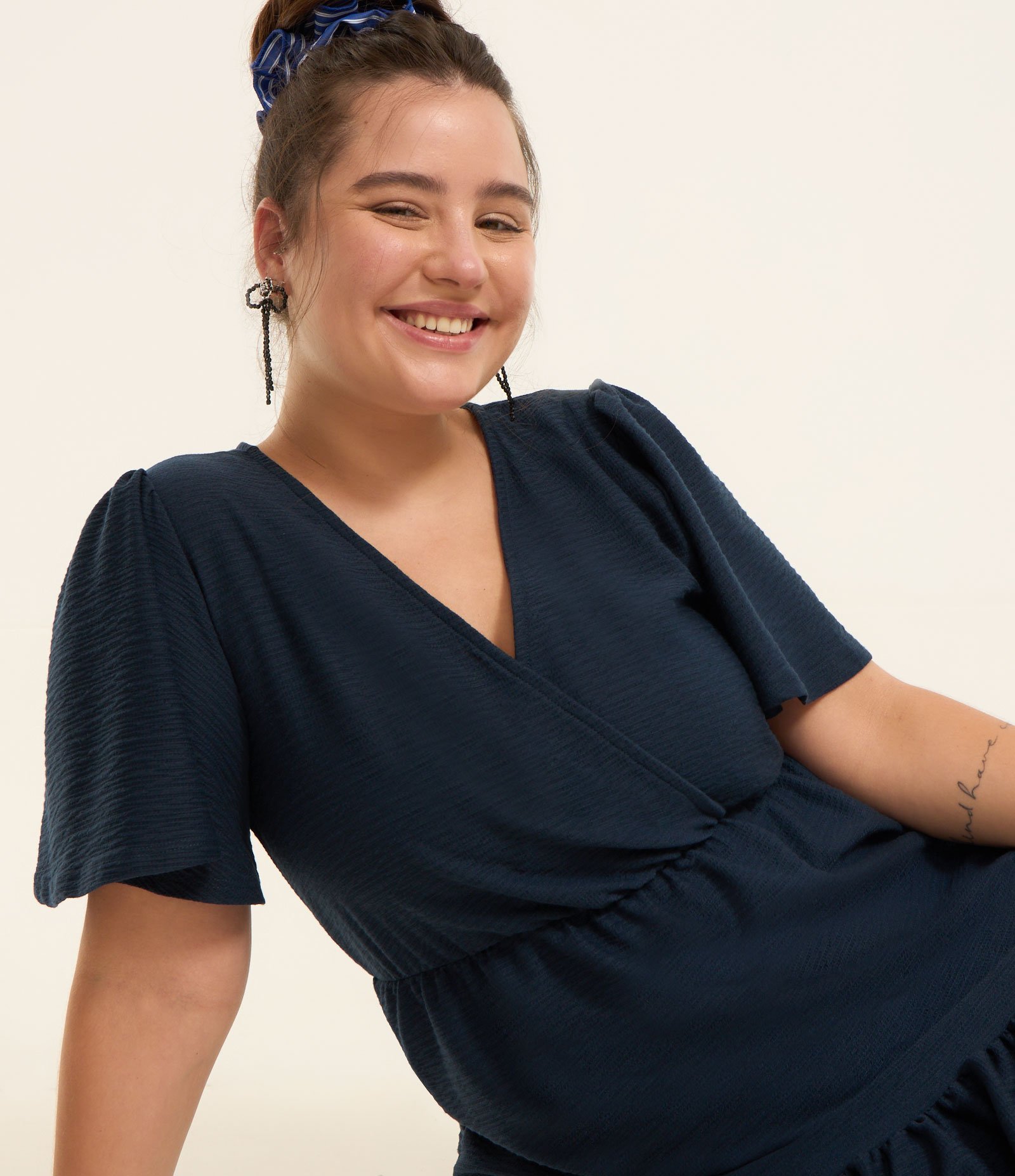 Vestido Curto Texturizado com Manga Ampla Curve & Plus Size Azul 5