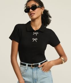 Blusa Polo Canelada com Lacinhos Brilhosos na Gola