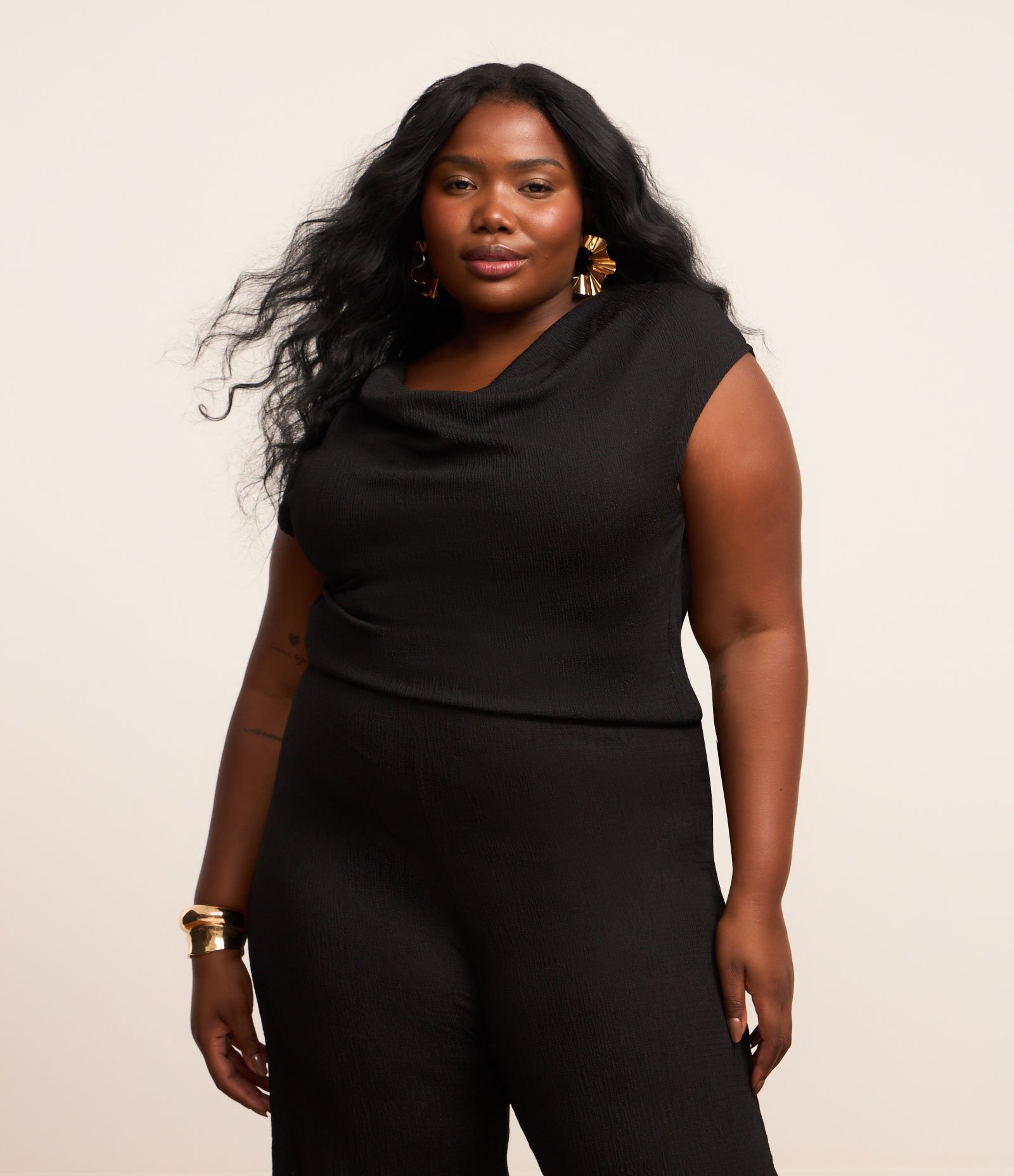 Blusa em Crepe com Textura Decote Redondo Curve & Plus Size Preto 1