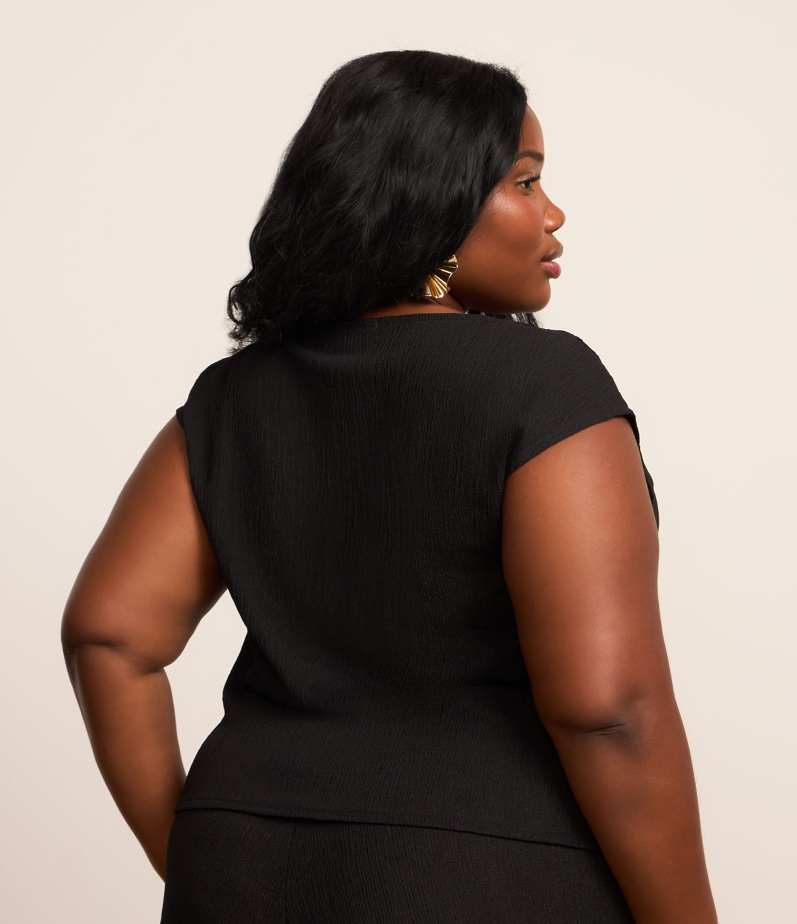 Blusa em Crepe com Textura Decote Redondo Curve & Plus Size Preto 3