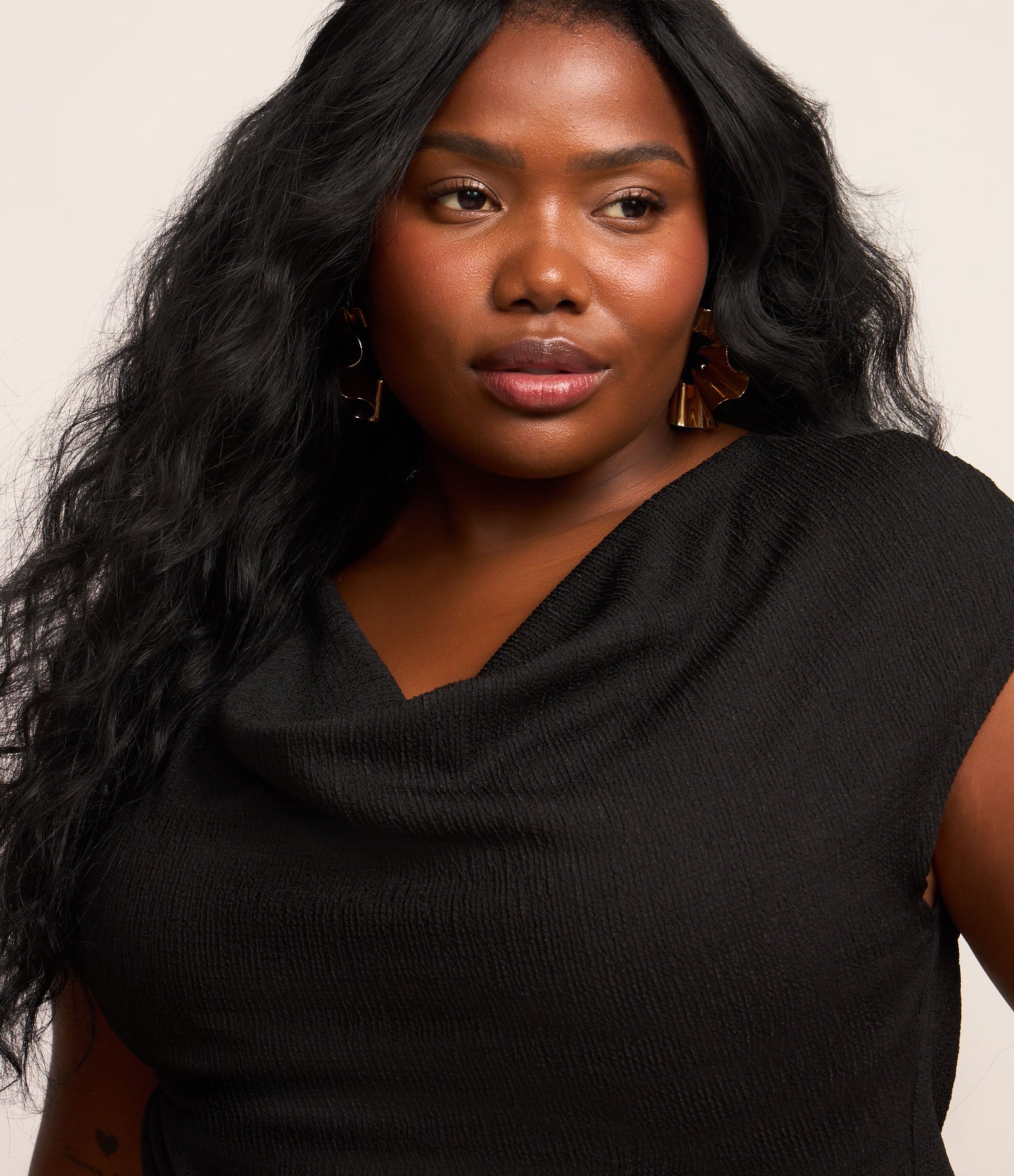 Blusa em Crepe com Textura Decote Redondo Curve & Plus Size Preto 4
