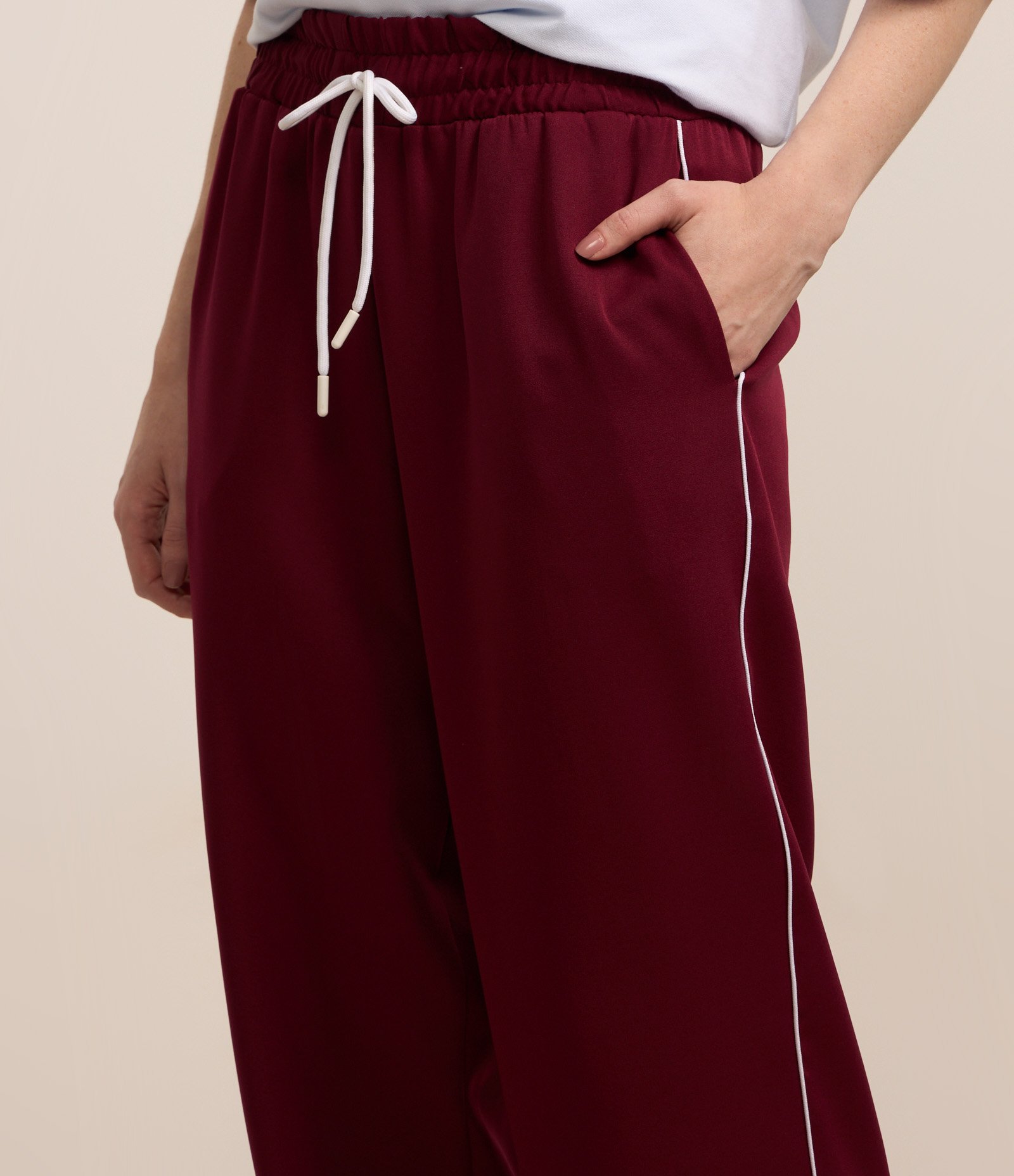 Calça em Alfaiataria com Friso Contrastante e Elástico na Cintura Vinho 4