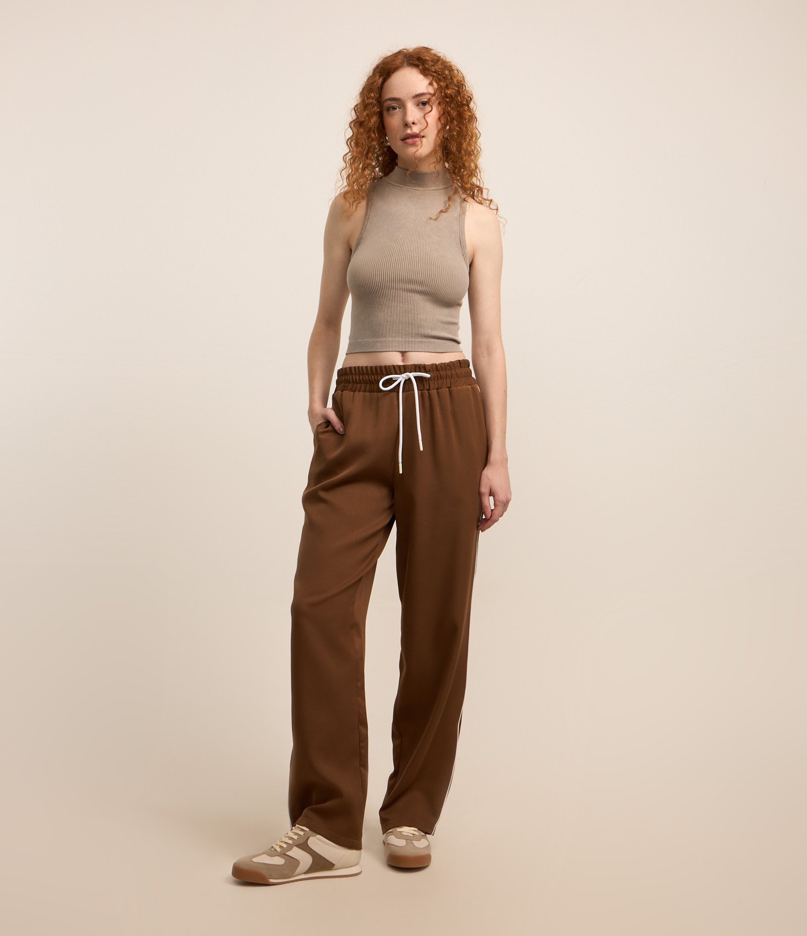 Calça em Alfaiataria com Friso Contrastante e Elástico na Cintura Marrom 1
