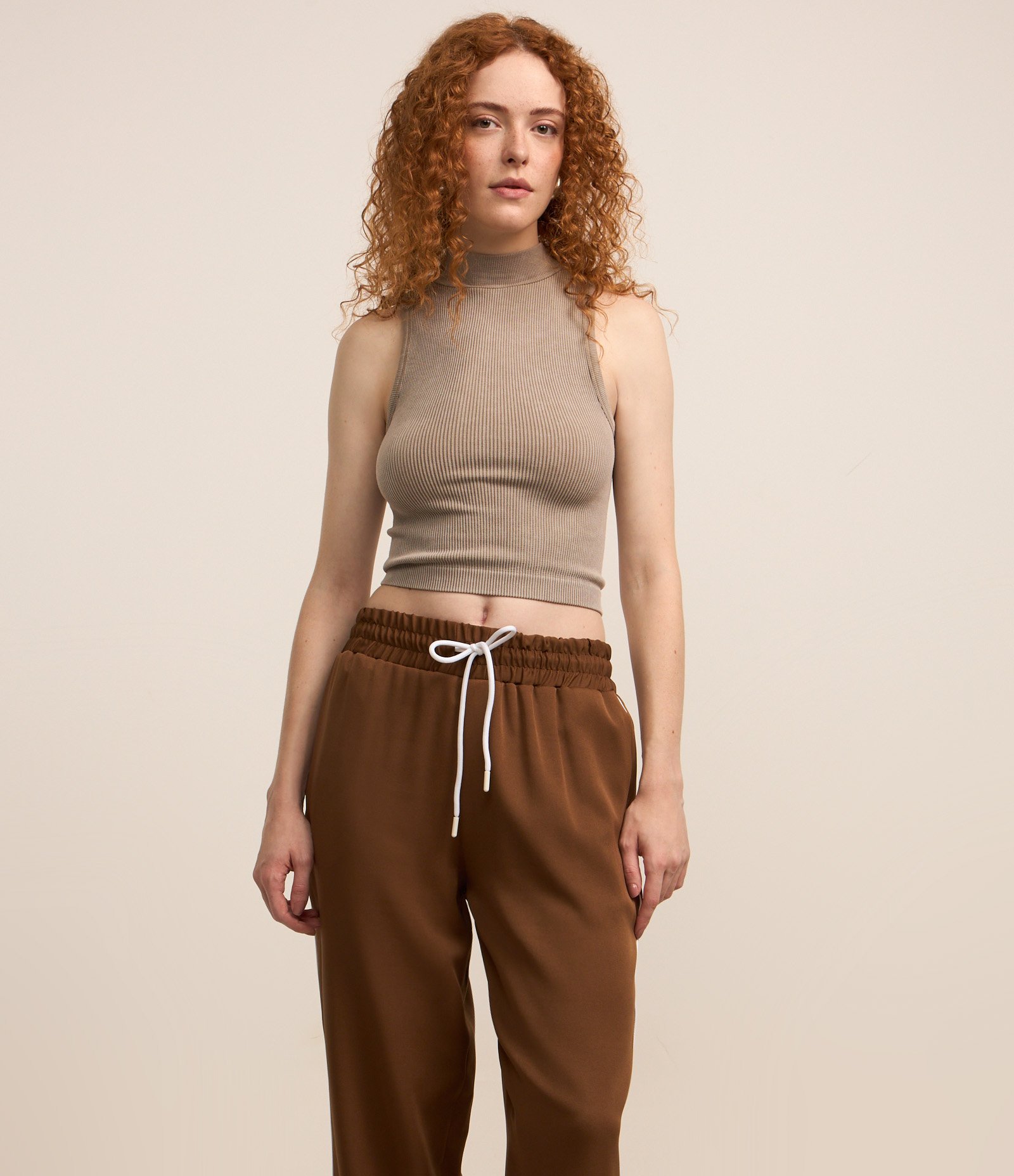 Calça em Alfaiataria com Friso Contrastante e Elástico na Cintura Marrom 2