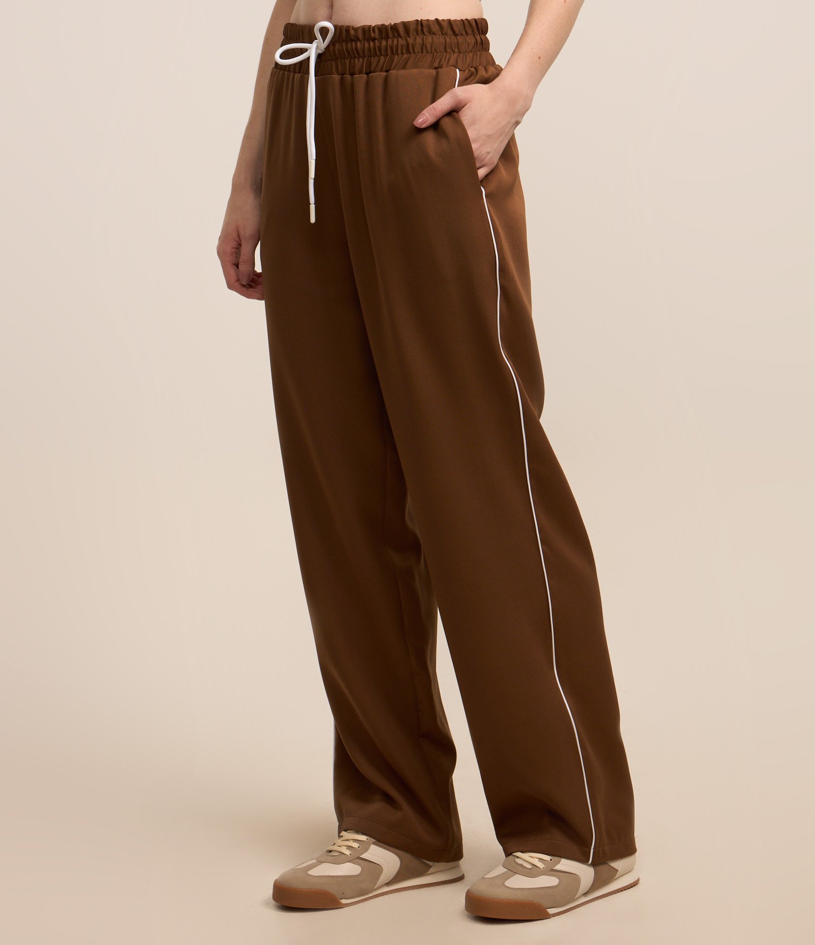 Calça em Alfaiataria com Friso Contrastante e Elástico na Cintura Marrom 3