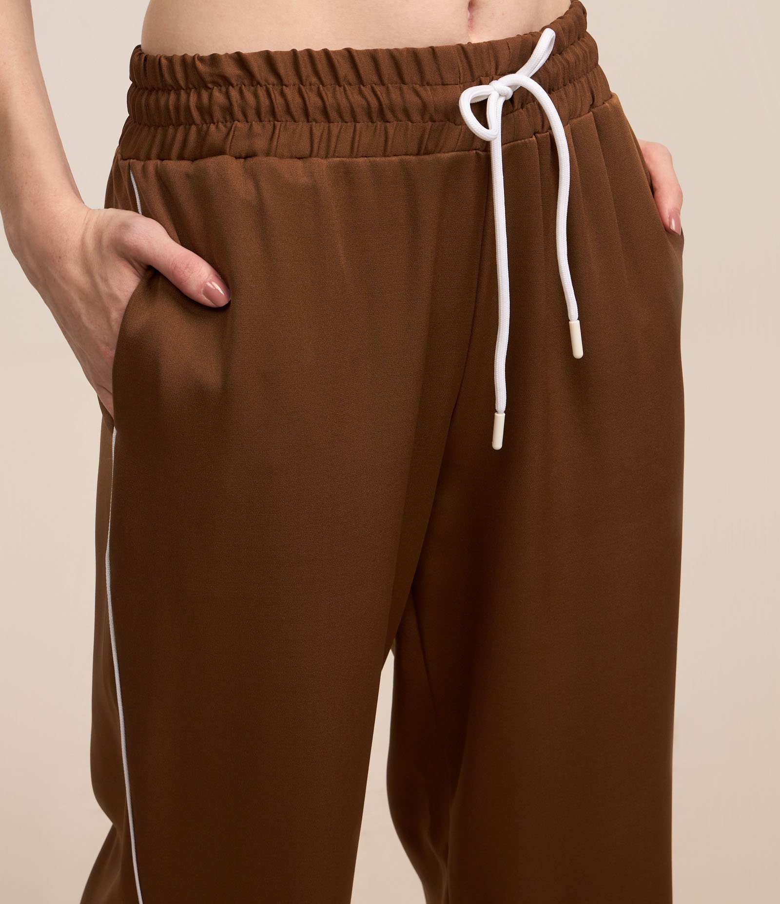 Calça em Alfaiataria com Friso Contrastante e Elástico na Cintura Marrom 4