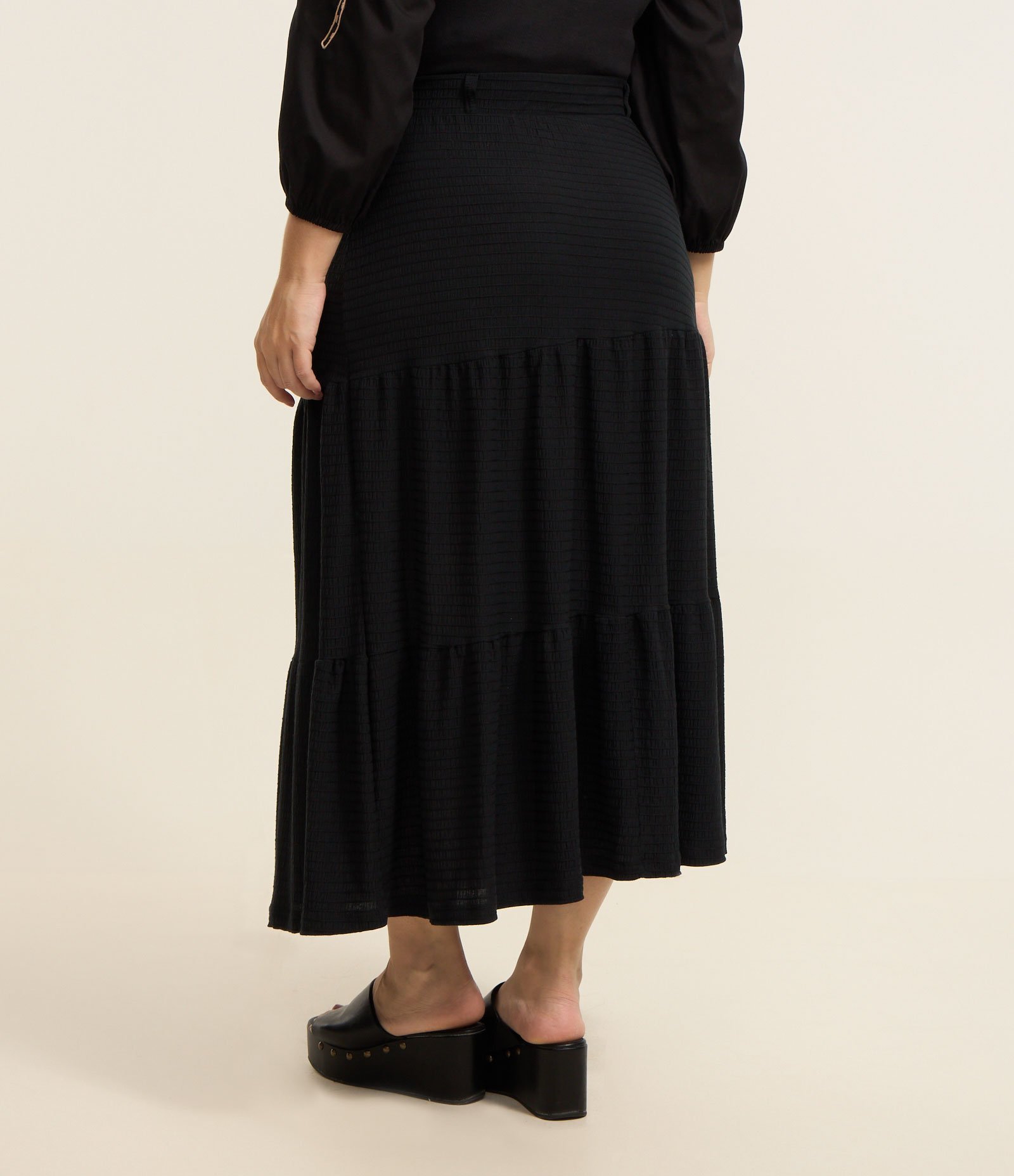 Saia Midi Texturizada com Amarração Curve & Plus Size Preto 3