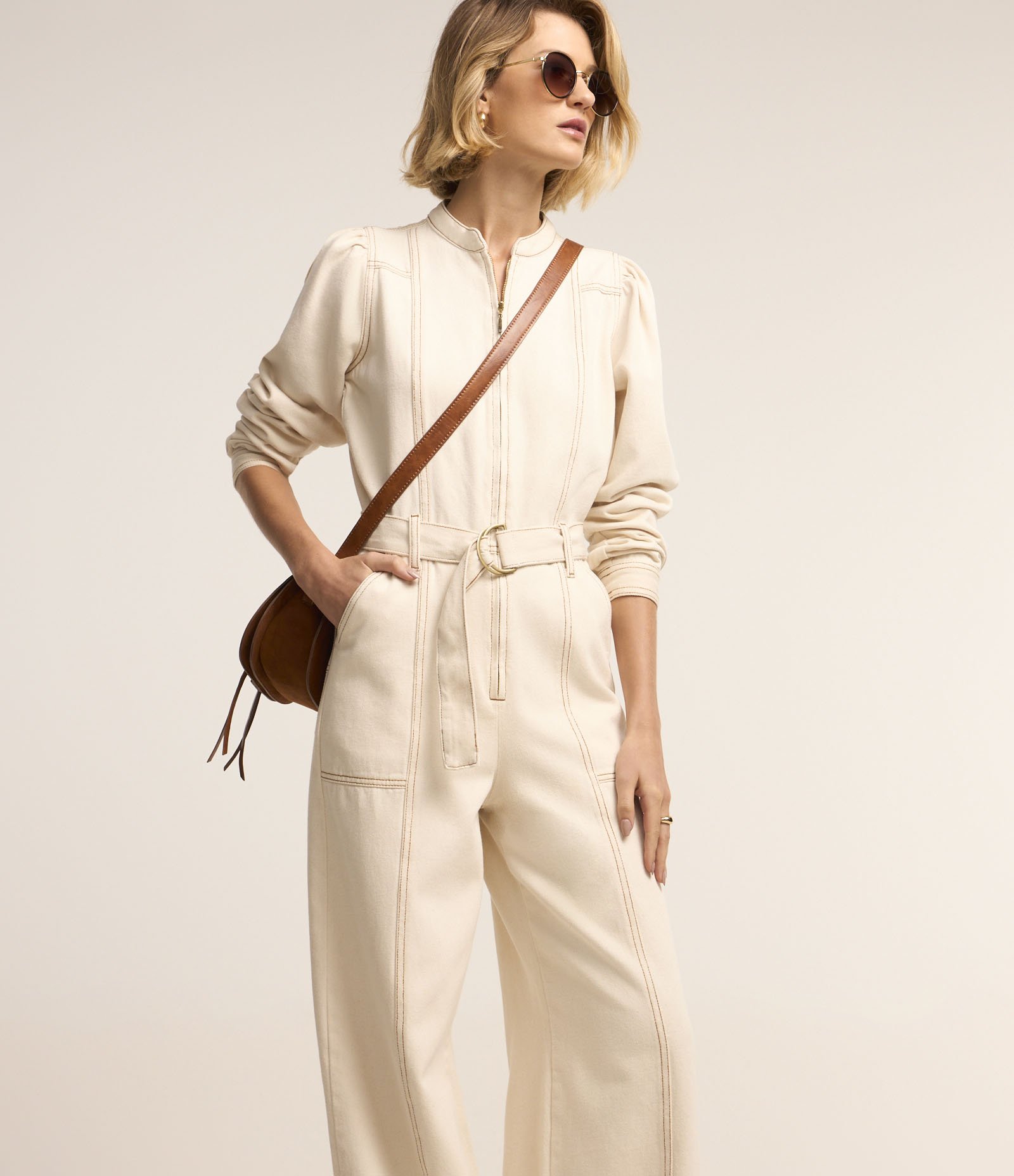 Macacão em Sarja com Cinto com Fivela e Manga Bufante Off White 1