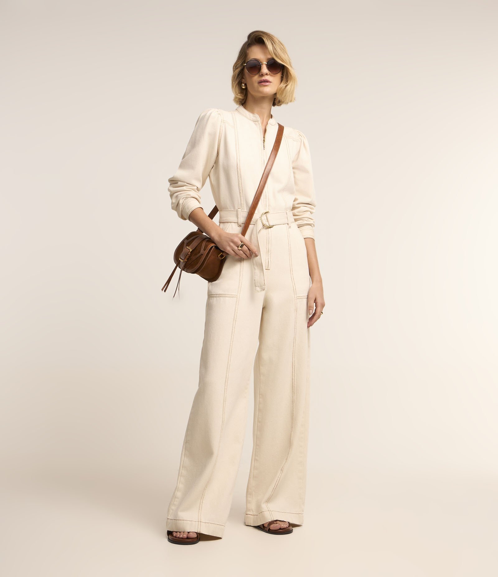 Macacão em Sarja com Cinto com Fivela e Manga Bufante Off White 2