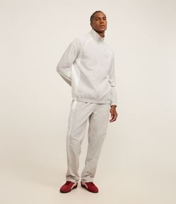 Calça Esportiva em Poliamida com Detalhe em Recortes