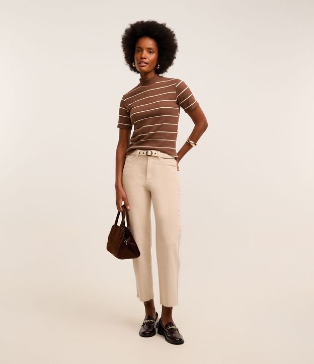 Calça Reta Cropped em Sarja com Cinto Afivelado