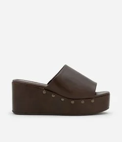 Sandália em PU Plataform com Rebites no Salto