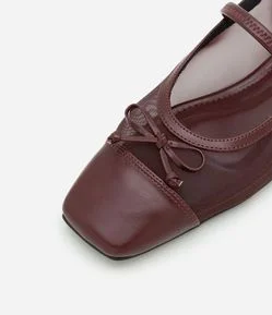 Sapatilha em PU com Bico Quadrado e Detalhe com Transparência