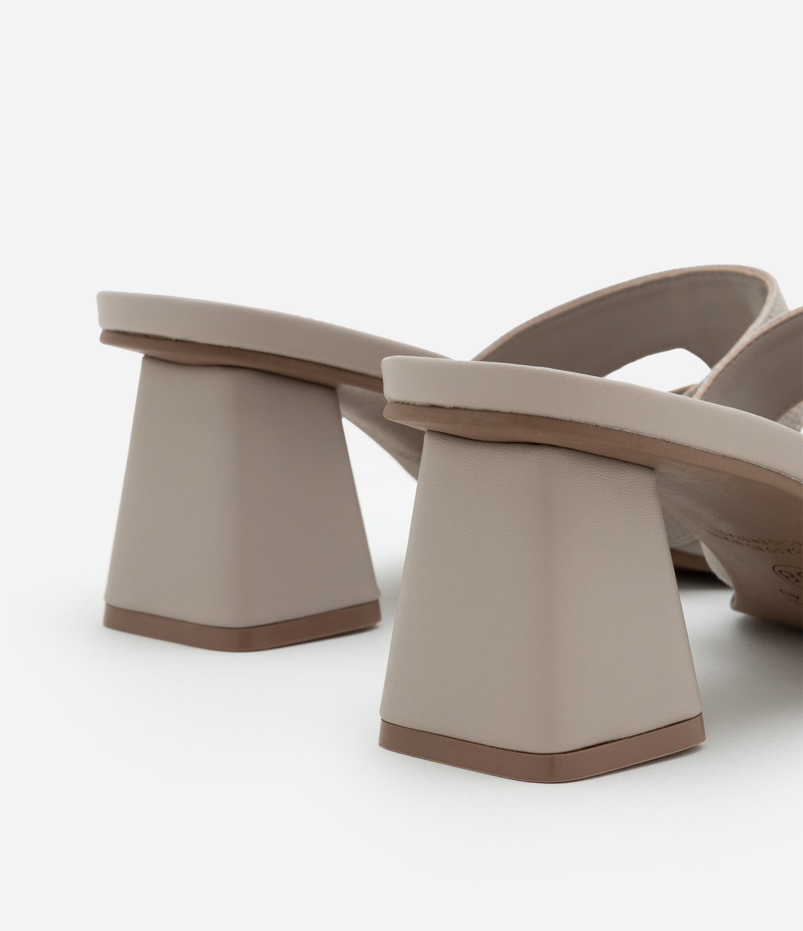 Sandália com Tiras em H e Salto Médio Bege 3