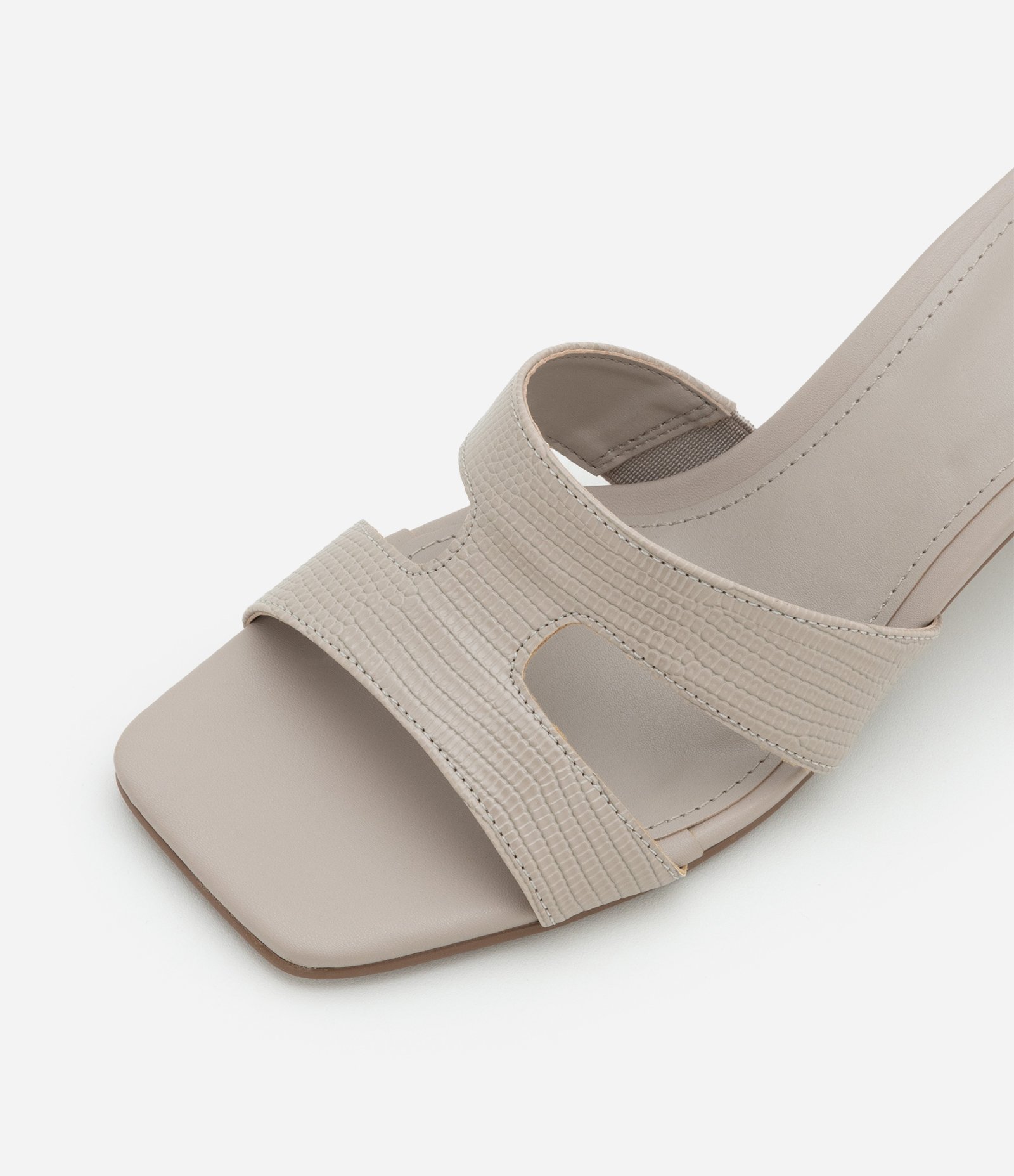 Sandália com Tiras em H e Salto Médio Bege 5