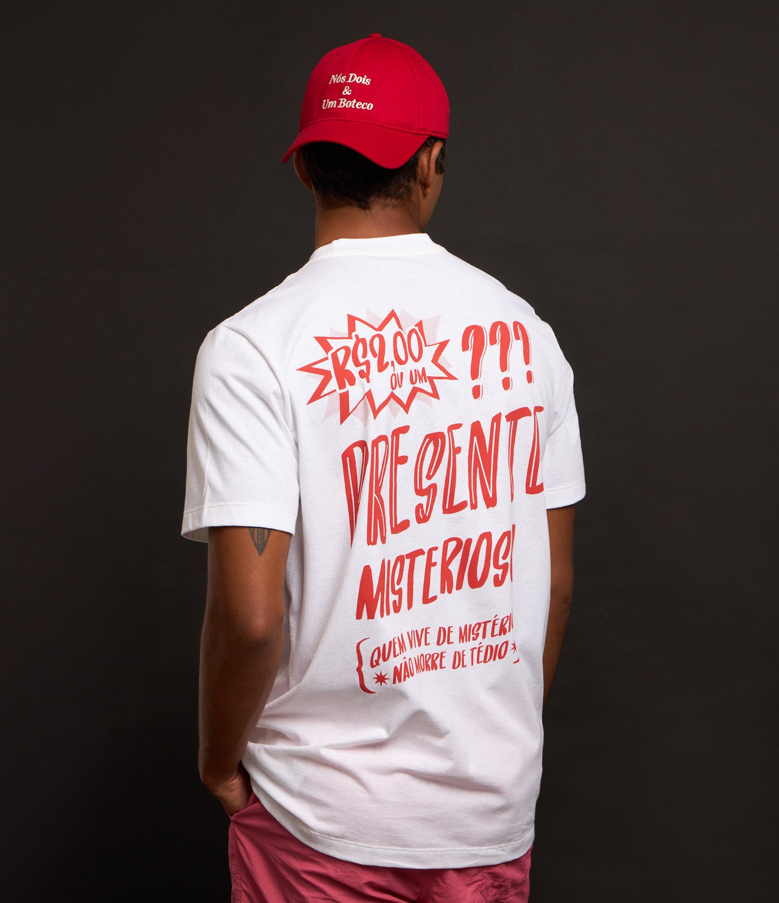 Camiseta Comfort em Algodão com Estampa Presente Misterioso Branco 5