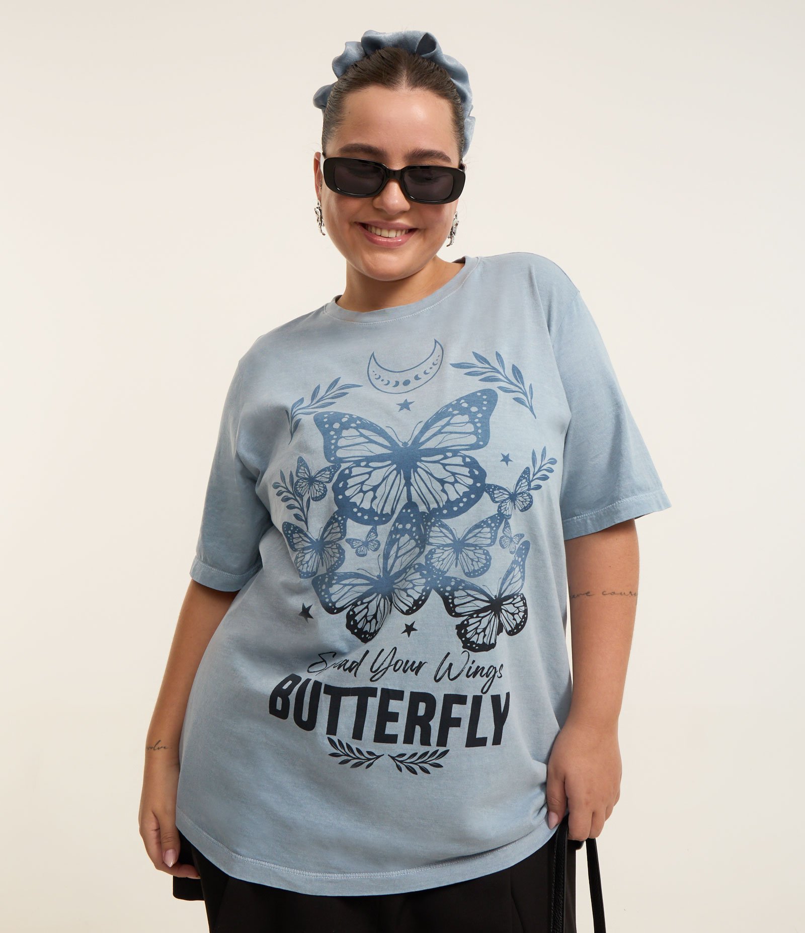 Camiseta Estonada com Estampa Borboleta Curve & Plus Size Azul 1