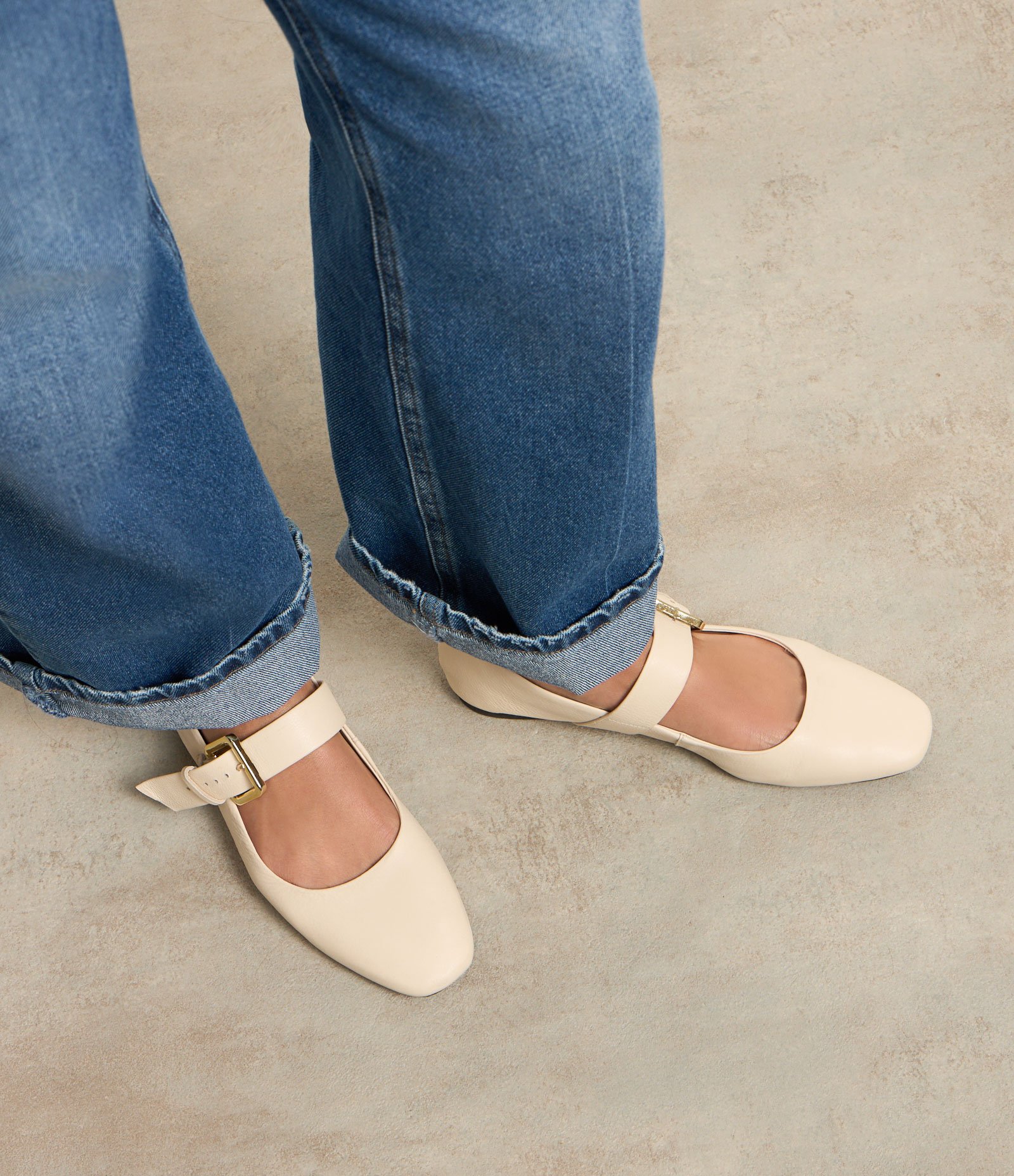 Sapatilha em Couro com Tira Central e Maxi Fivela Metalizada em Plástico Off White 6
