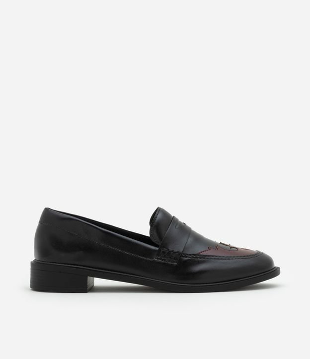 Sapato Loafer em PU com Recorte Diferenciado no Bico