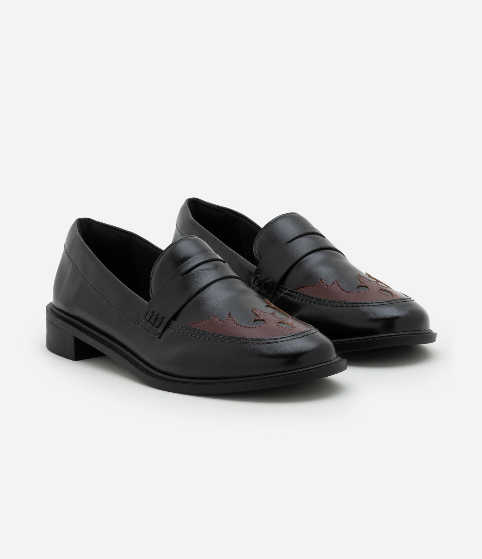 Sapato Loafer em PU com Recorte Diferenciado no Bico Preto 2