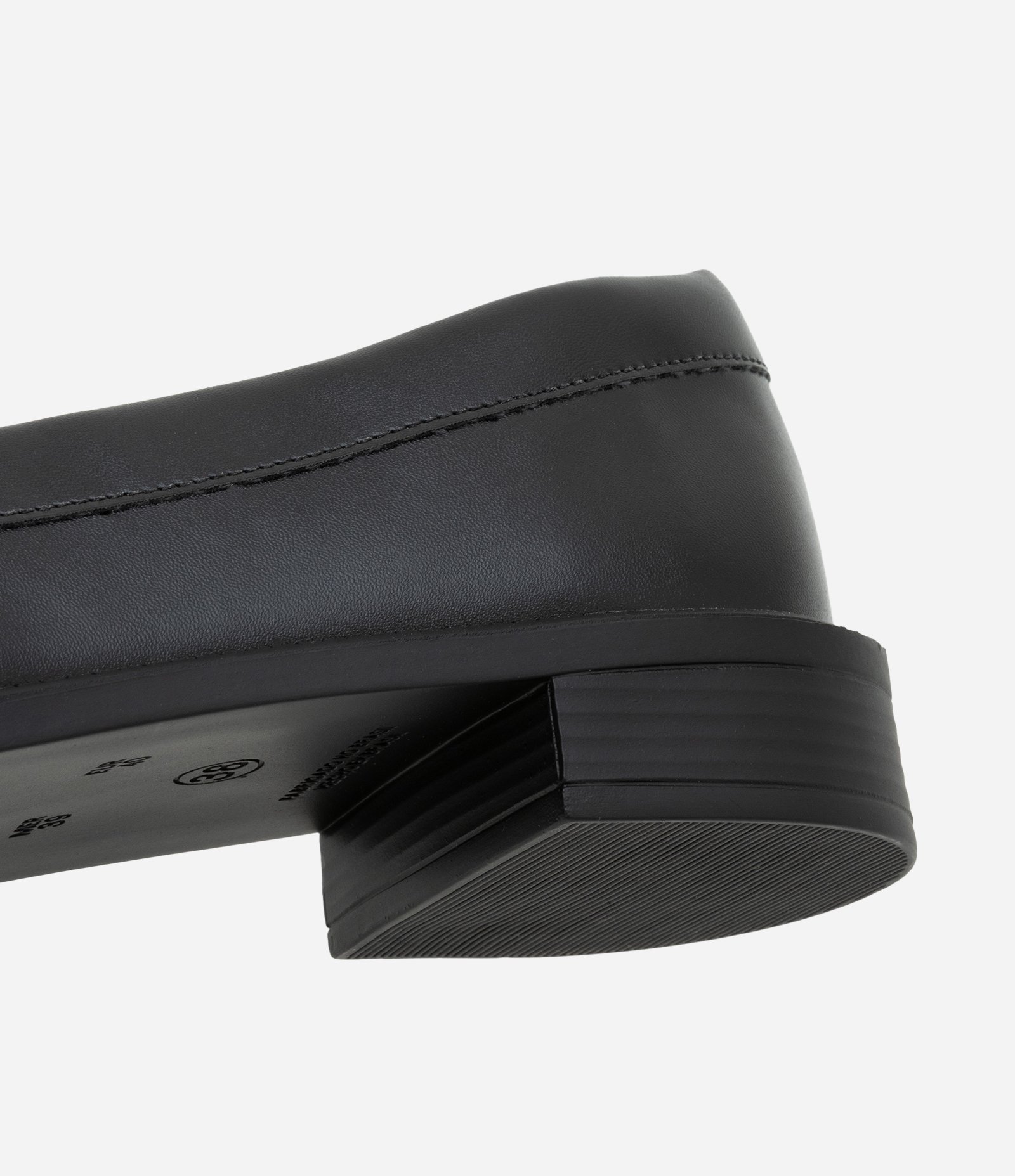 Sapato Loafer em PU com Recorte Diferenciado no Bico Preto 3