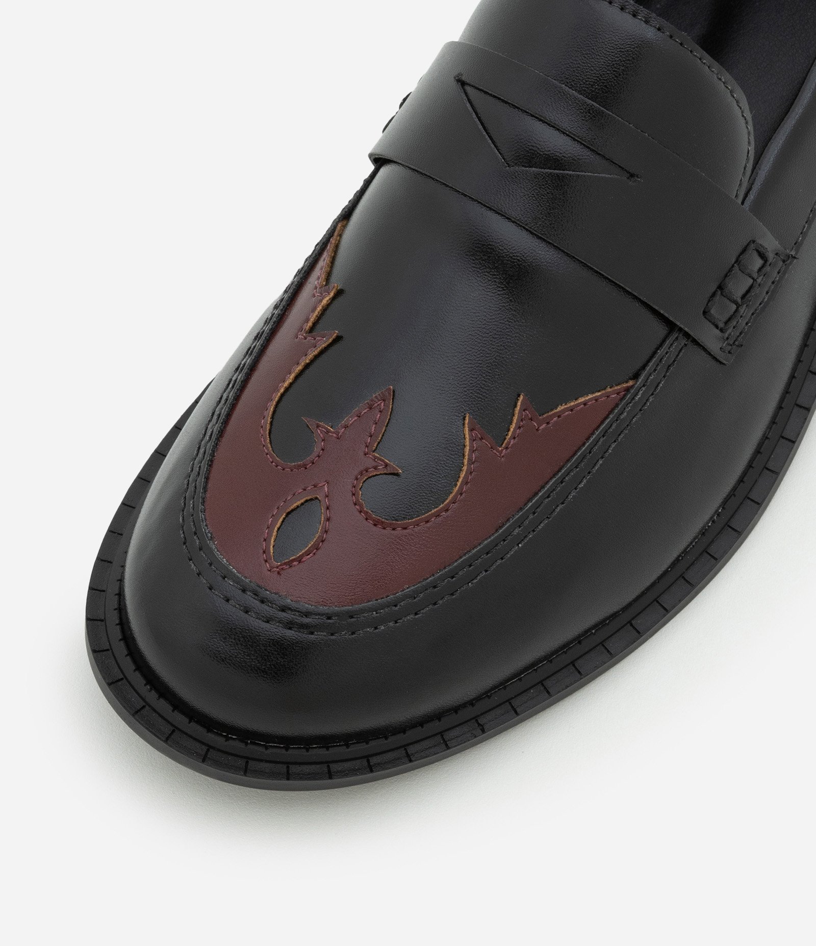 Sapato Loafer em PU com Recorte Diferenciado no Bico Preto 4