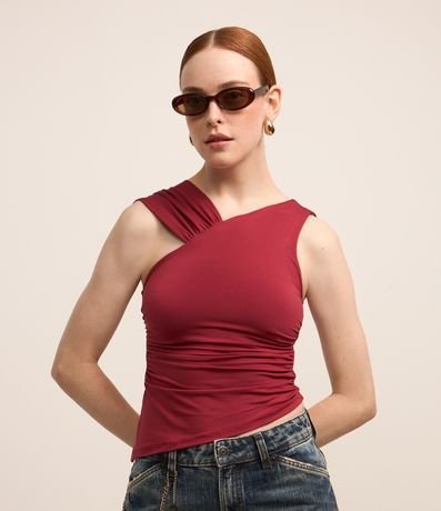 Blusa com Barra Assimétrica e Detalhes Drapeados Blusa com Barra Assimétrica e Detalhes Drapeados