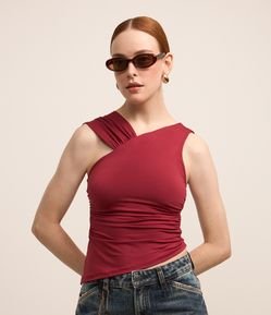 Blusa com Barra Assimétrica e Detalhes Drapeados