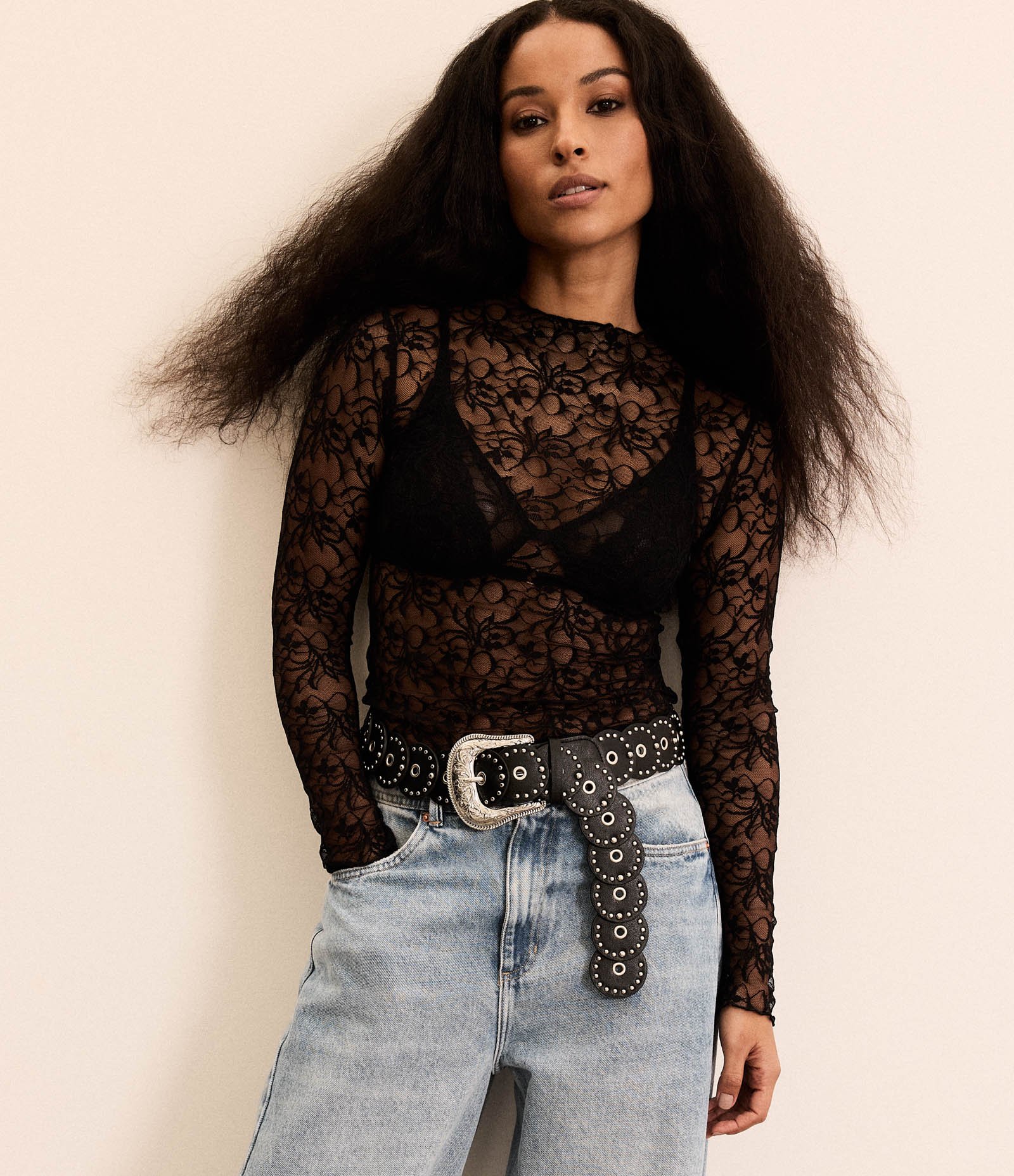 Blusa em Renda Floral com Golinha de Frufru Preto 1